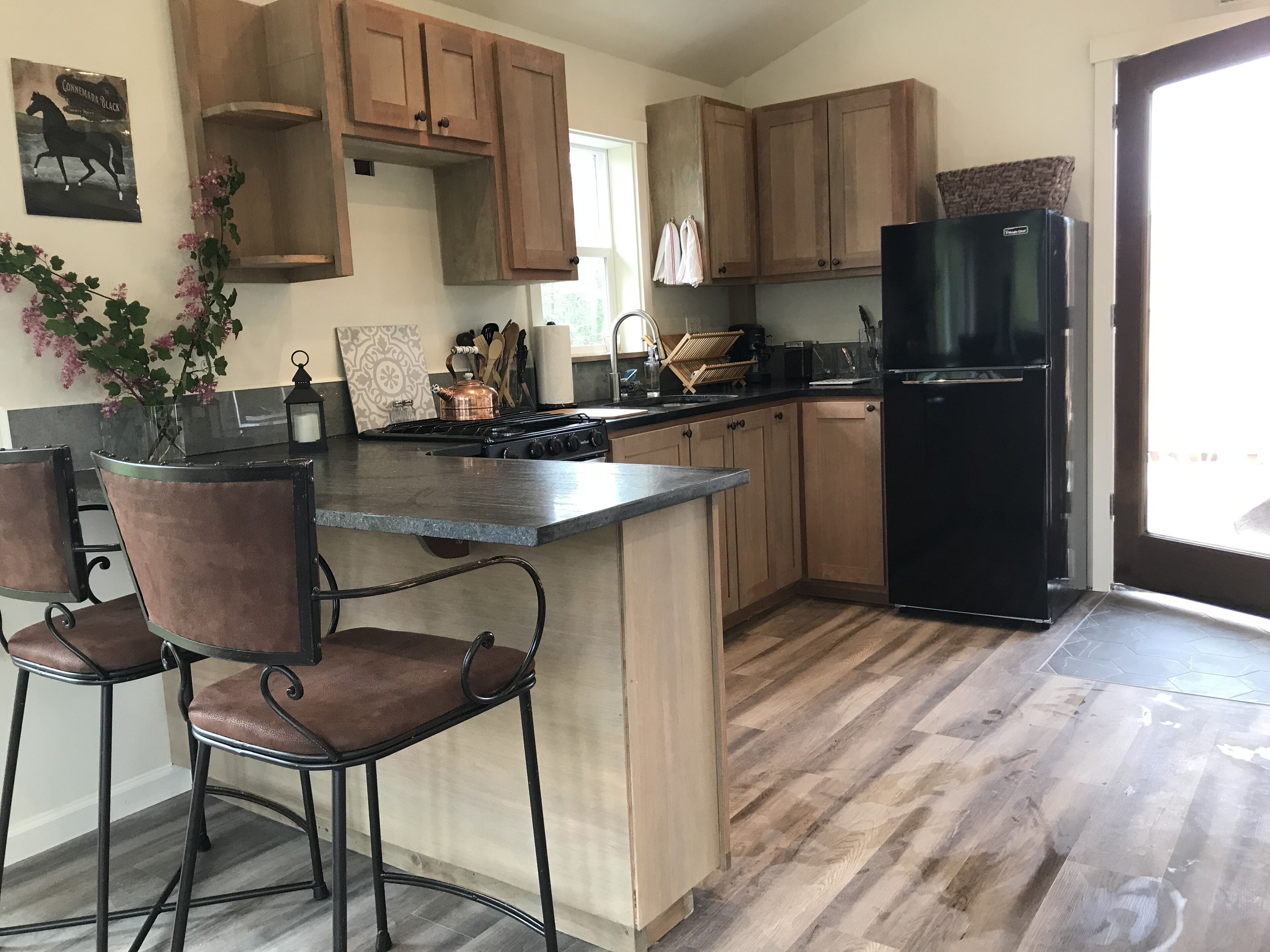 Walking Distance to the town of Vashon, fireplace, patio, bbq...