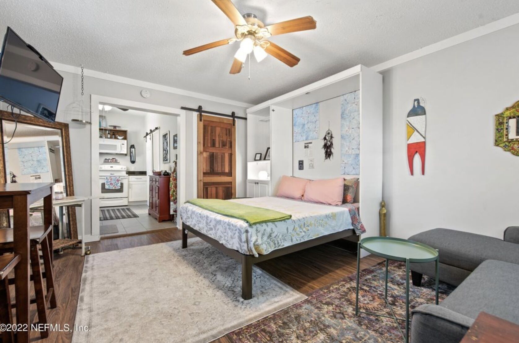 Boho, bright + chic Studio in the City! Walkable, Peaceful and full of charm.