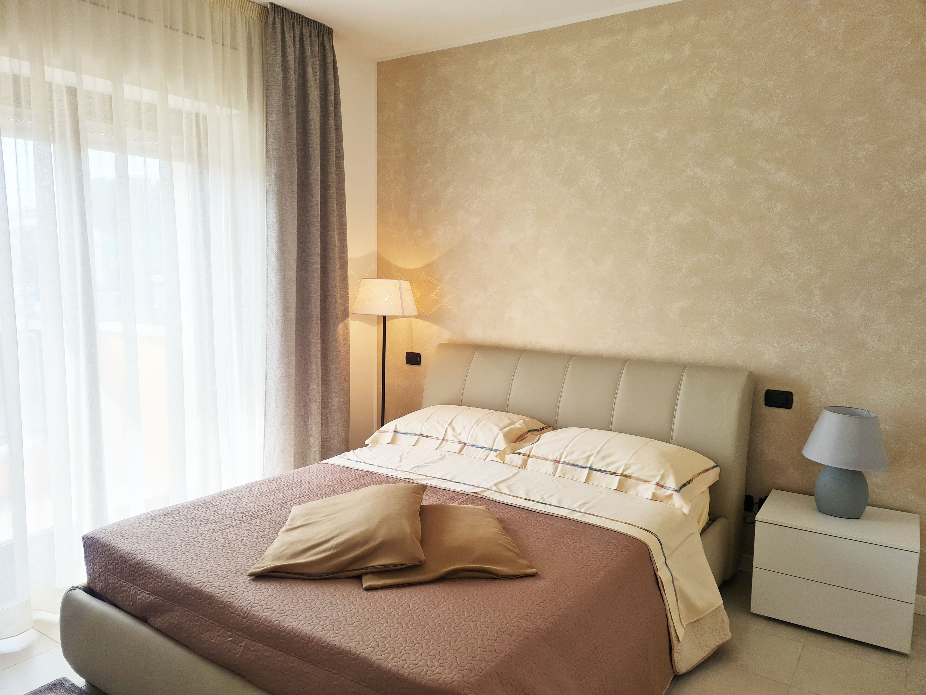 First floor apartment with double bedroom, bathroom and living room-kitchen