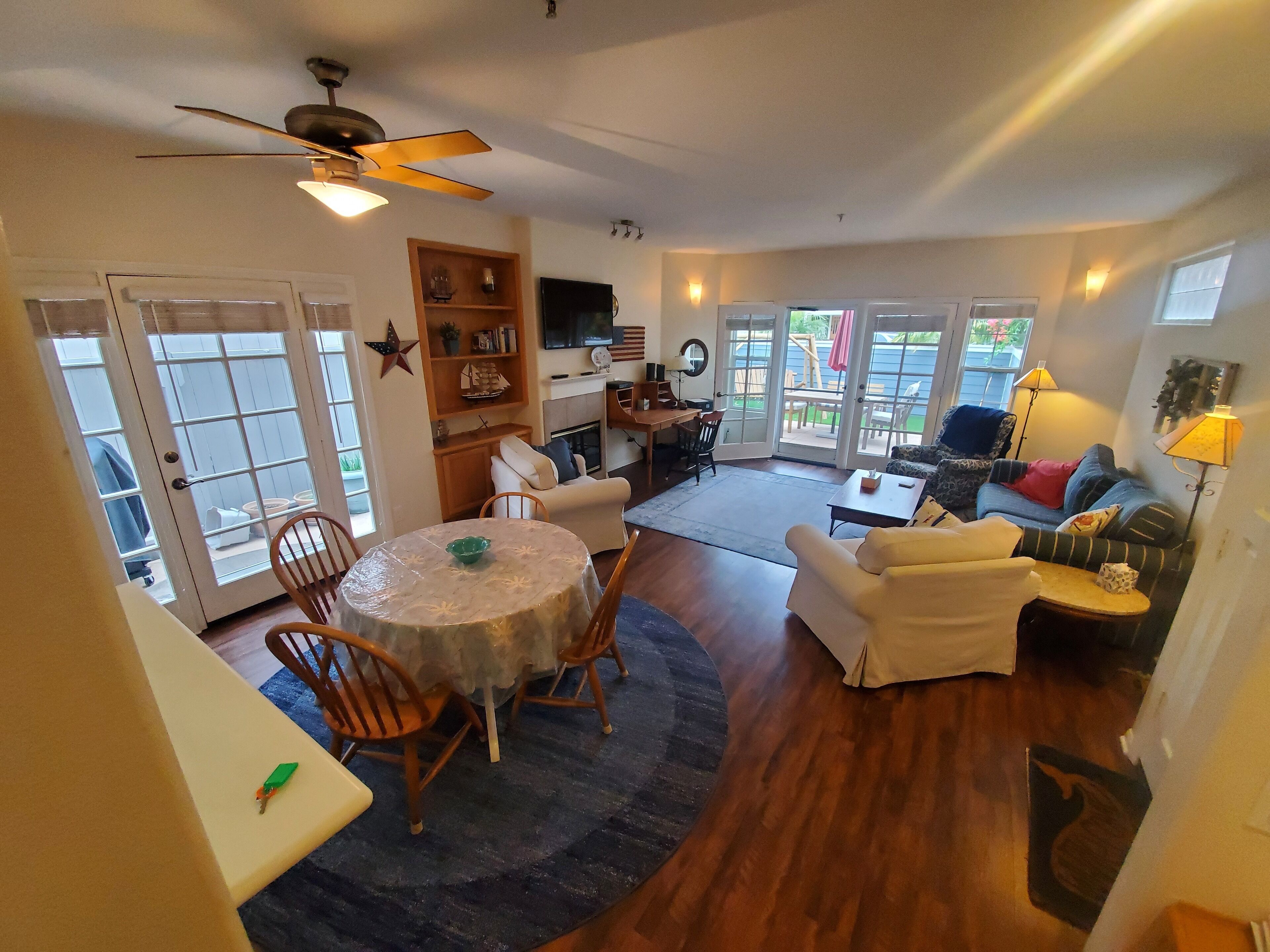 Cozy condo in the heart of Coronado - 5 min from the bay and beach!