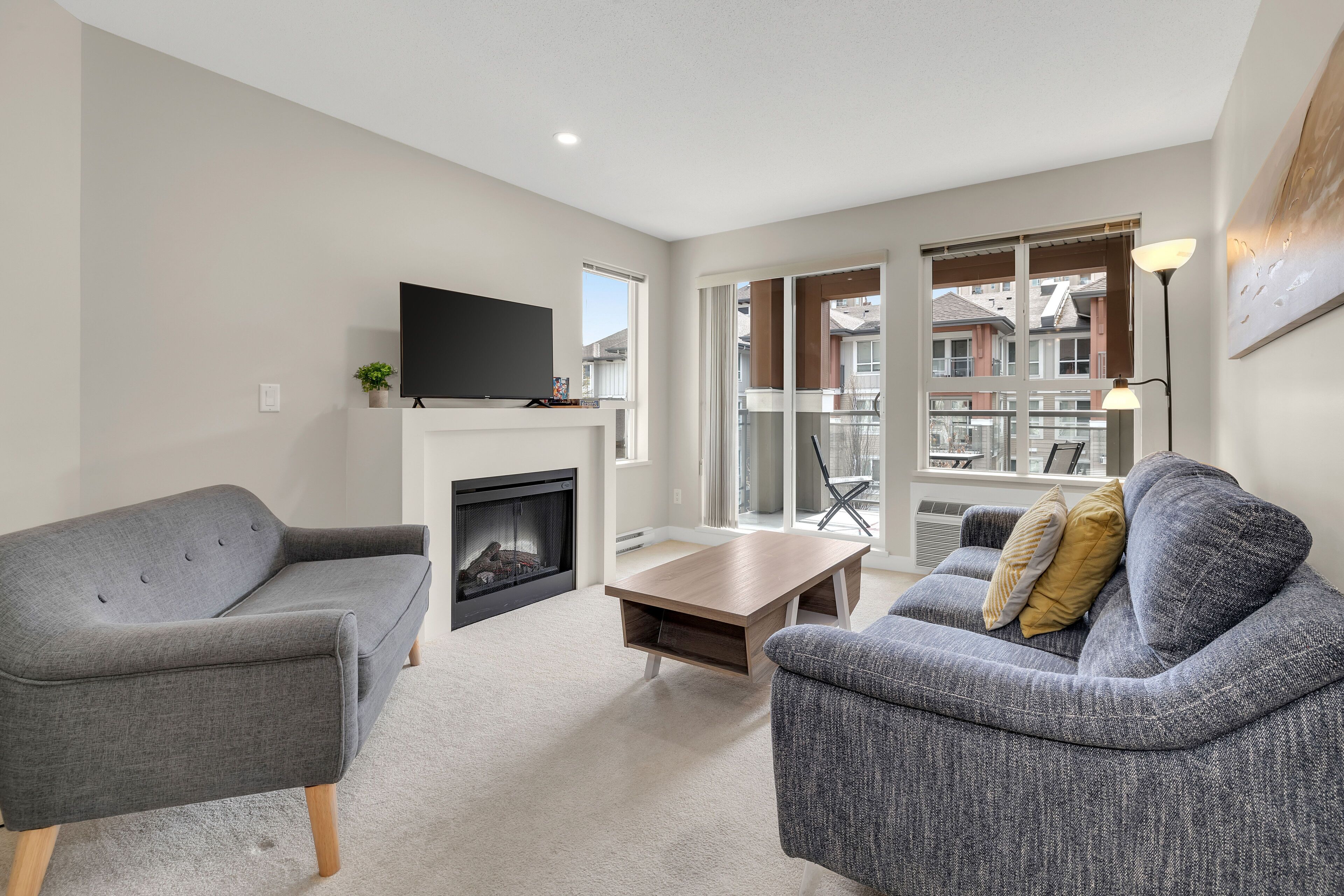 Afternoon Okanagan Sunshine - Steps To The Beach!