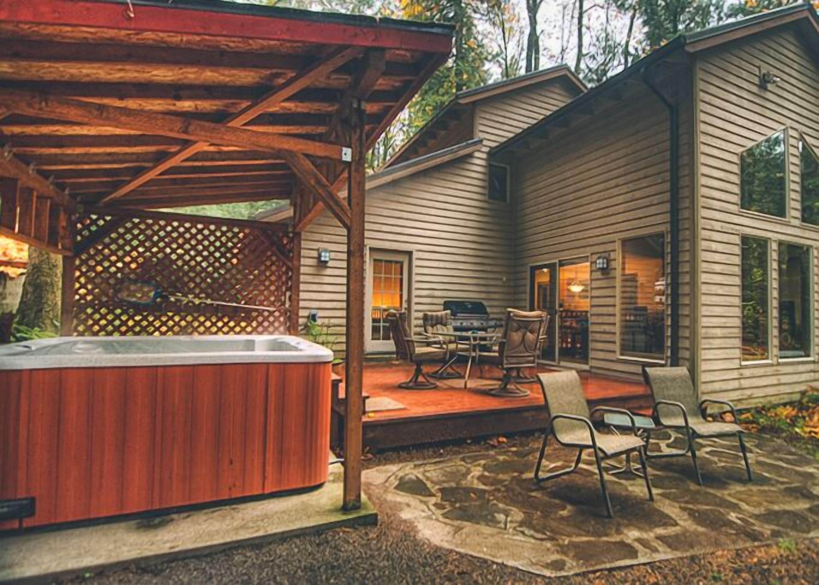 Salmonberry Retreat on the River, Fireplace, Hot Tub. Dogs Welcome