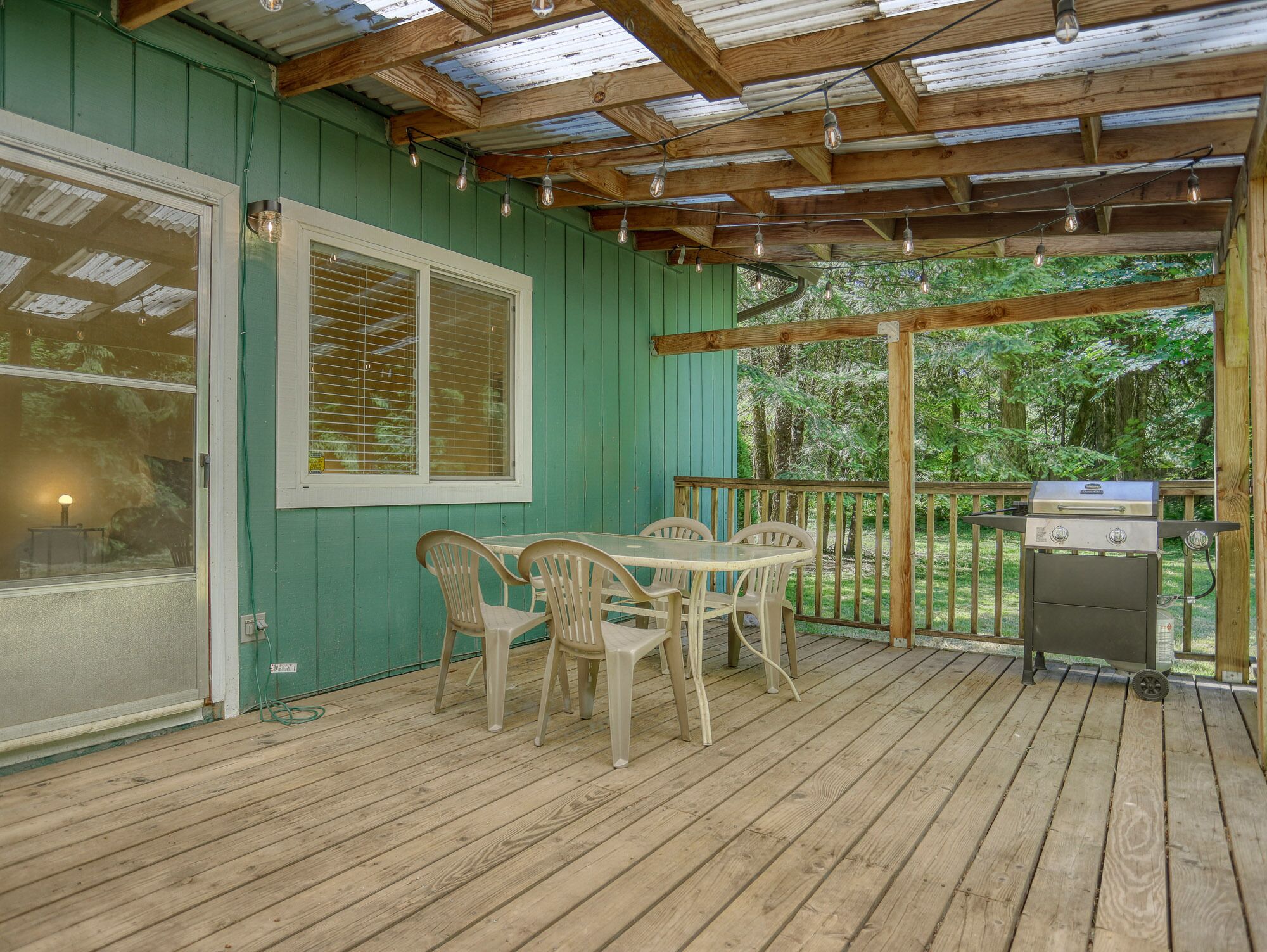 Twin Cedars Getaway, Fenced Yard with Lawn, Deck, BBQ, Dog Friendly