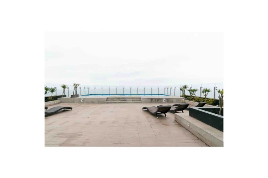 New Department near airport w/ free Netflix