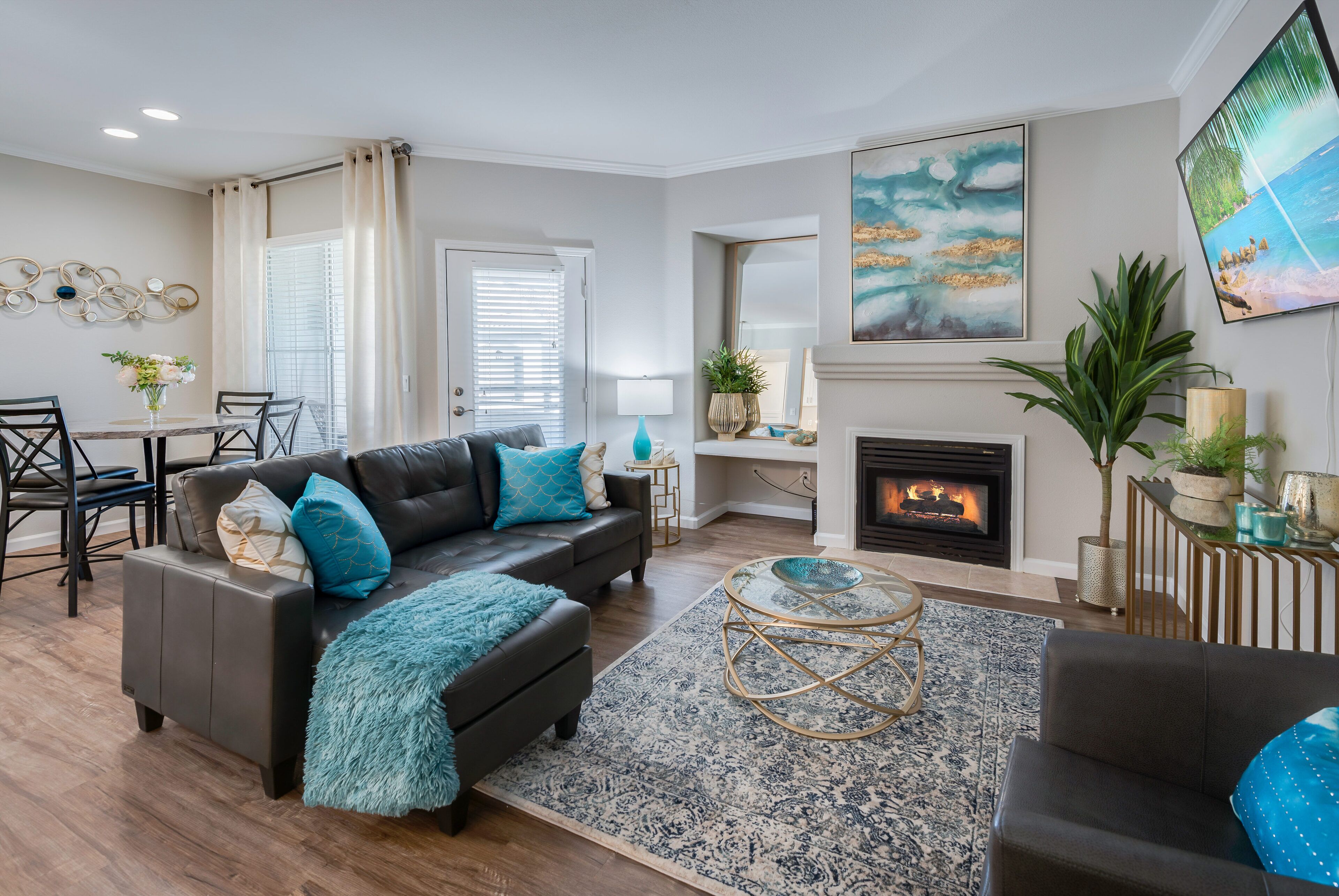 Stylish 2 Bedroom / 2 Queen Beds w/ Private Garage