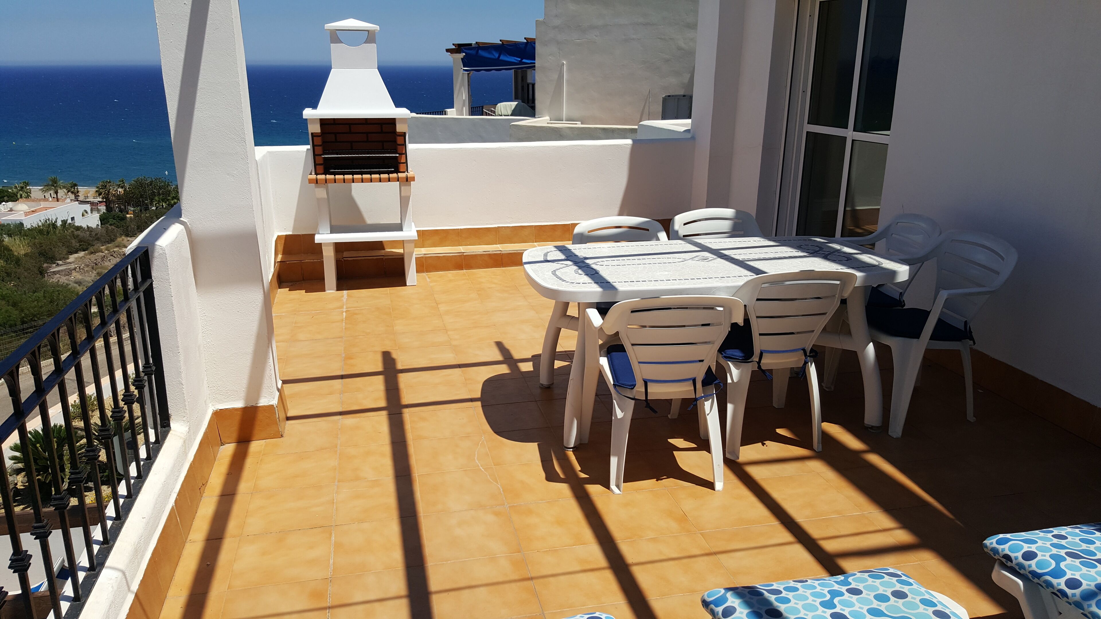 Stunning seaviews 5 mins walk  beach.shops restaurants . UK TV  FREE WIF