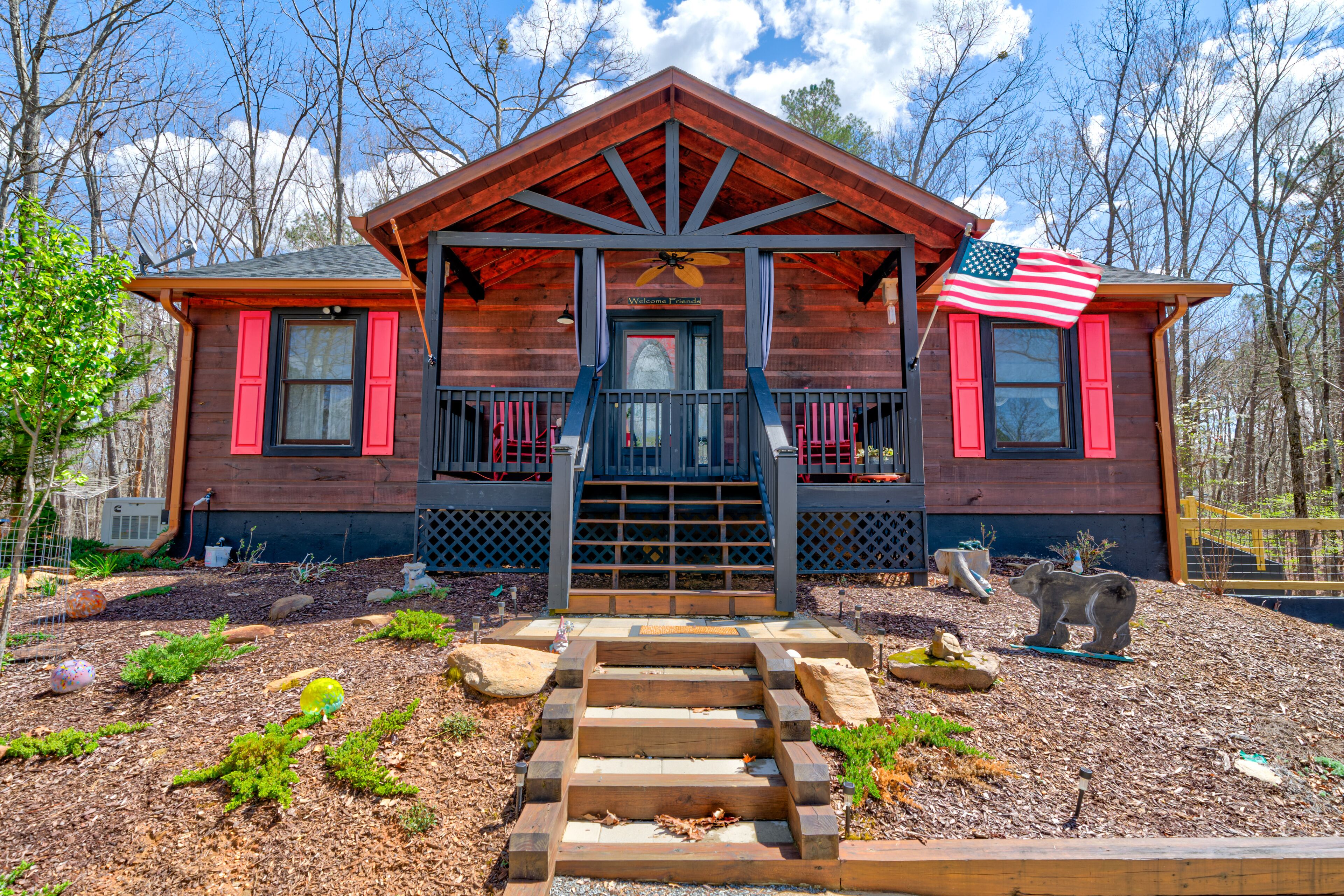 Comfortable cabin with pool access, lovely deck, fireplace & firepit