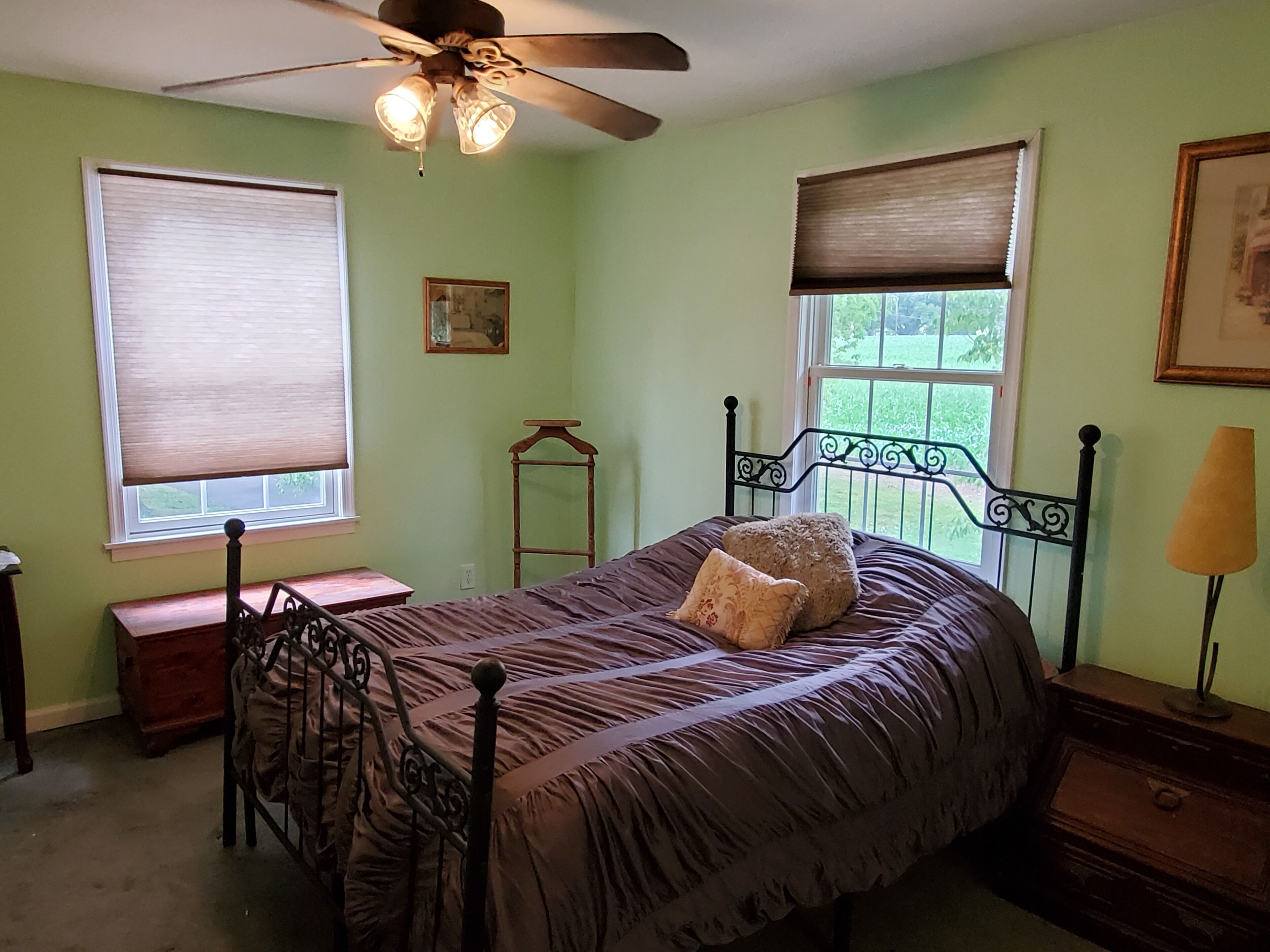 2 Bedroom close to major routes and attractions.