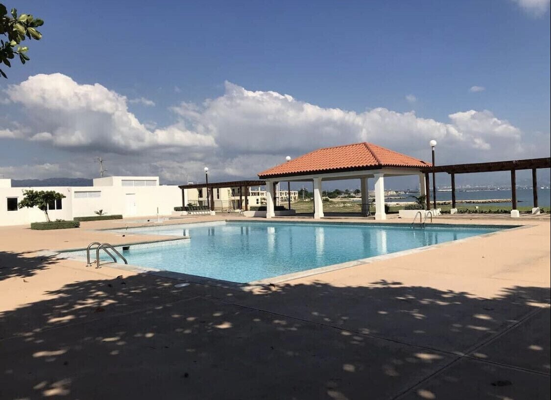 Island Breeze Luxury Studio Apartment w/Pool
