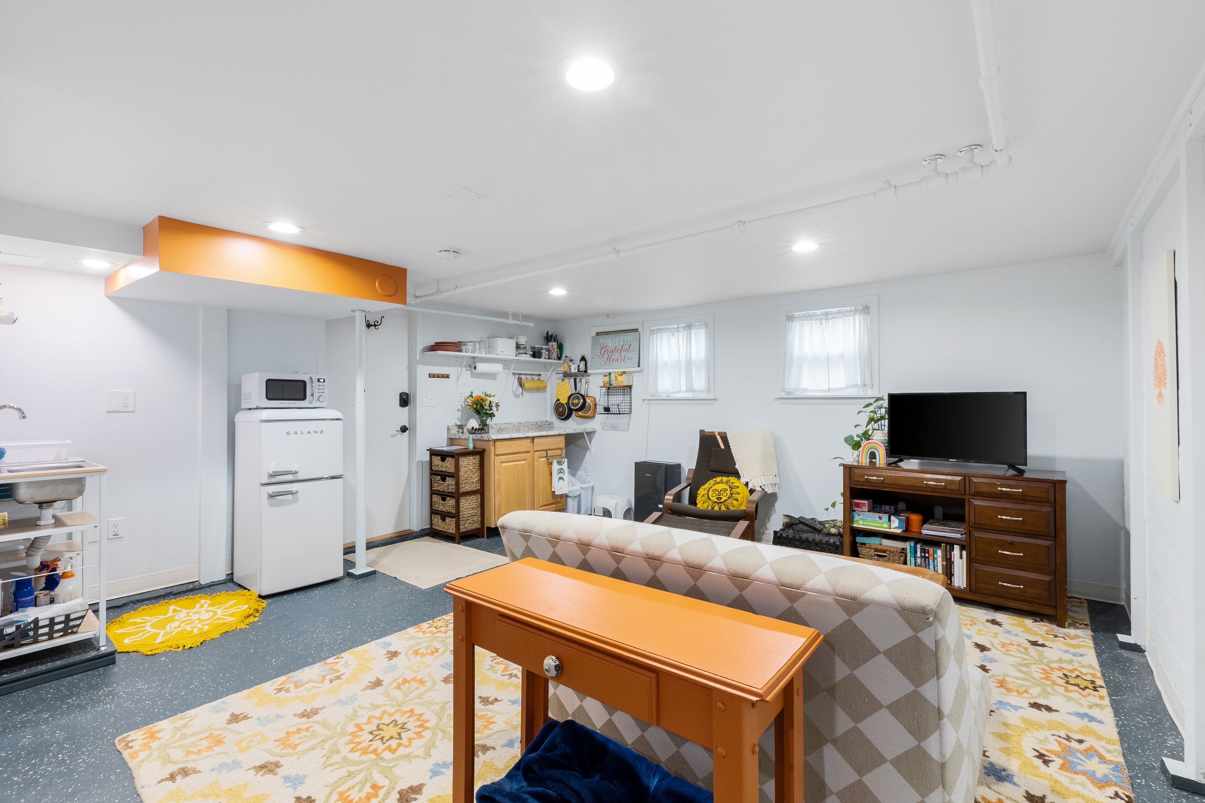 Newly renovated 1 bedroom with yard and parking