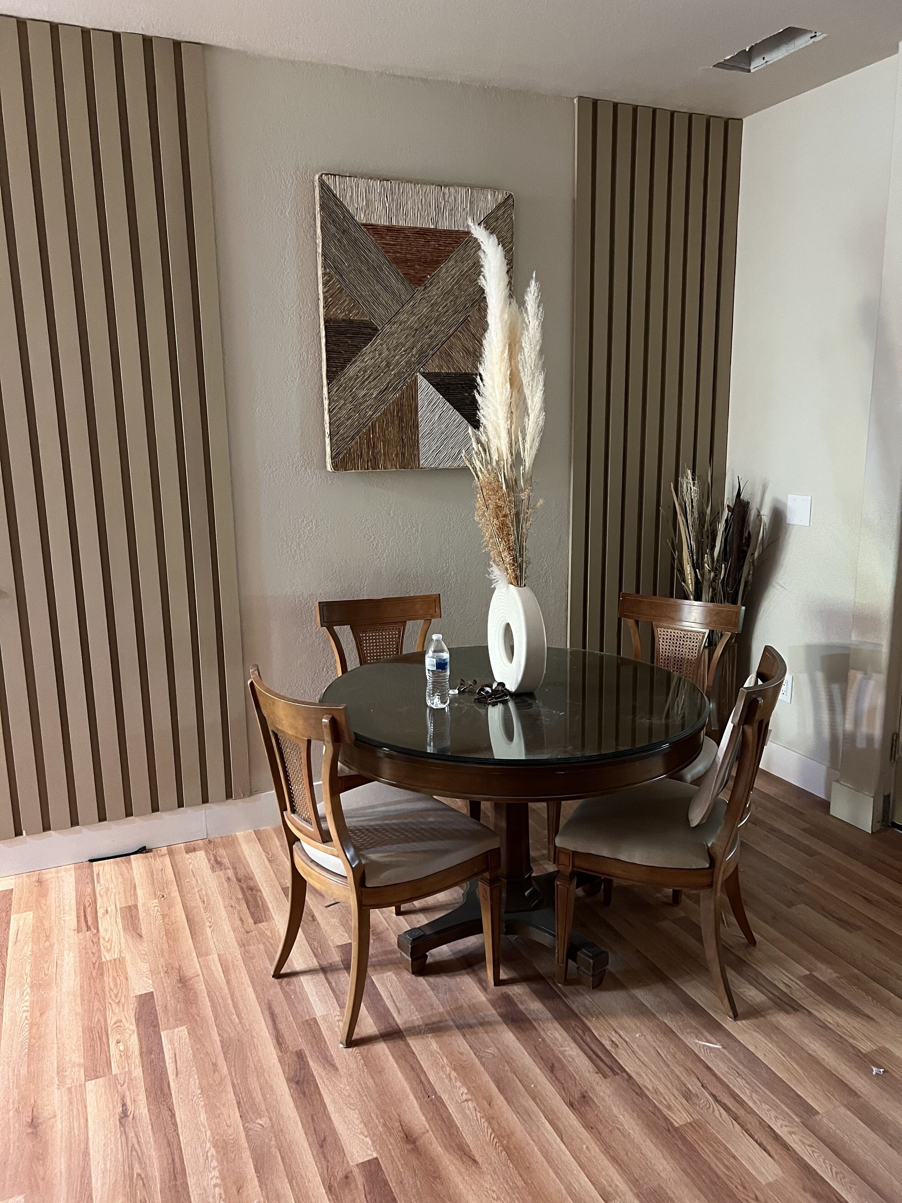 Cozy Pet friendly upper 1 bedroom apt  w/yard, W/D in unit in old Roseville