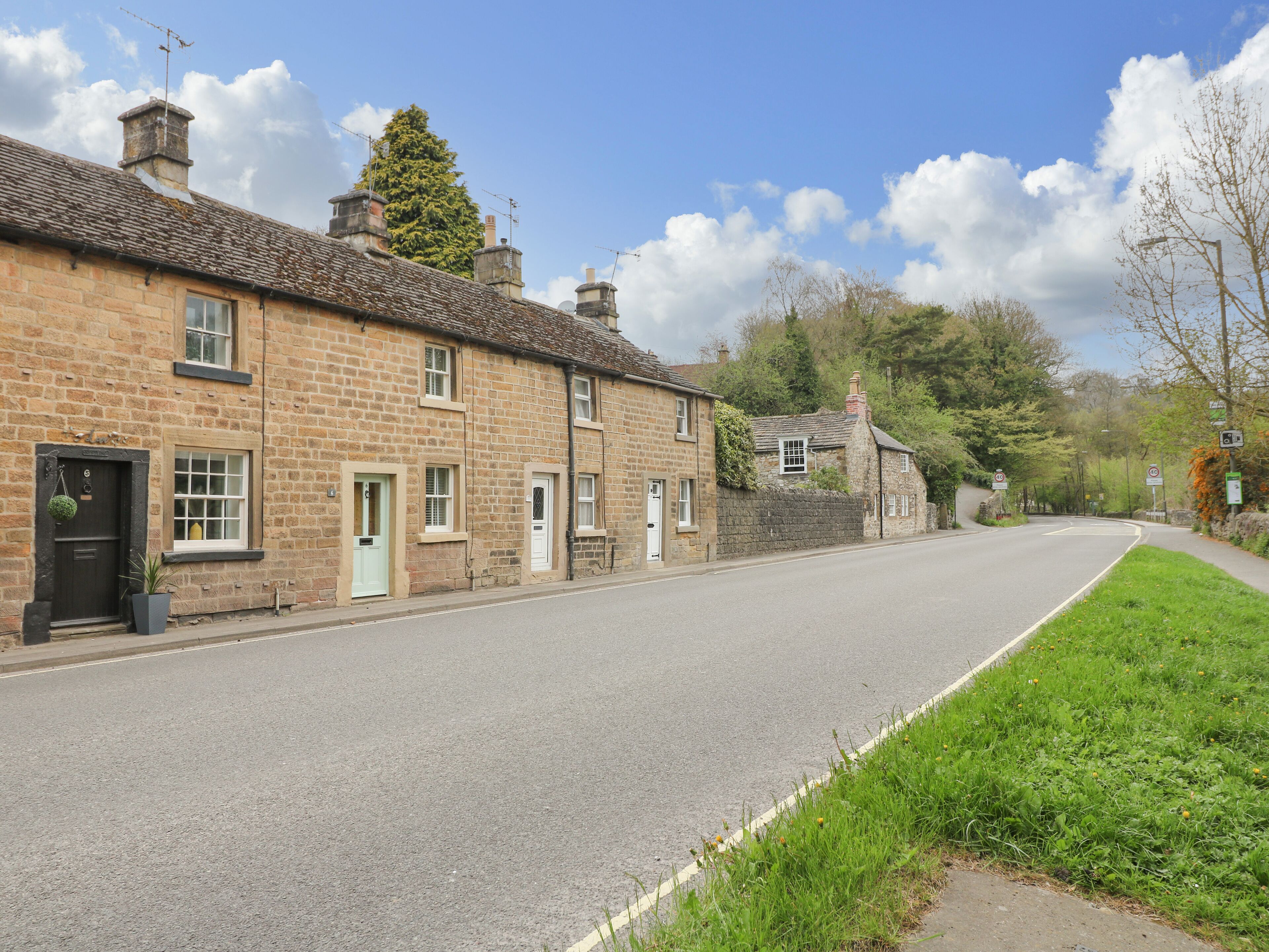 THE NESTLING - 5 VICTORIA COTTAGES, with a garden in Bakewell