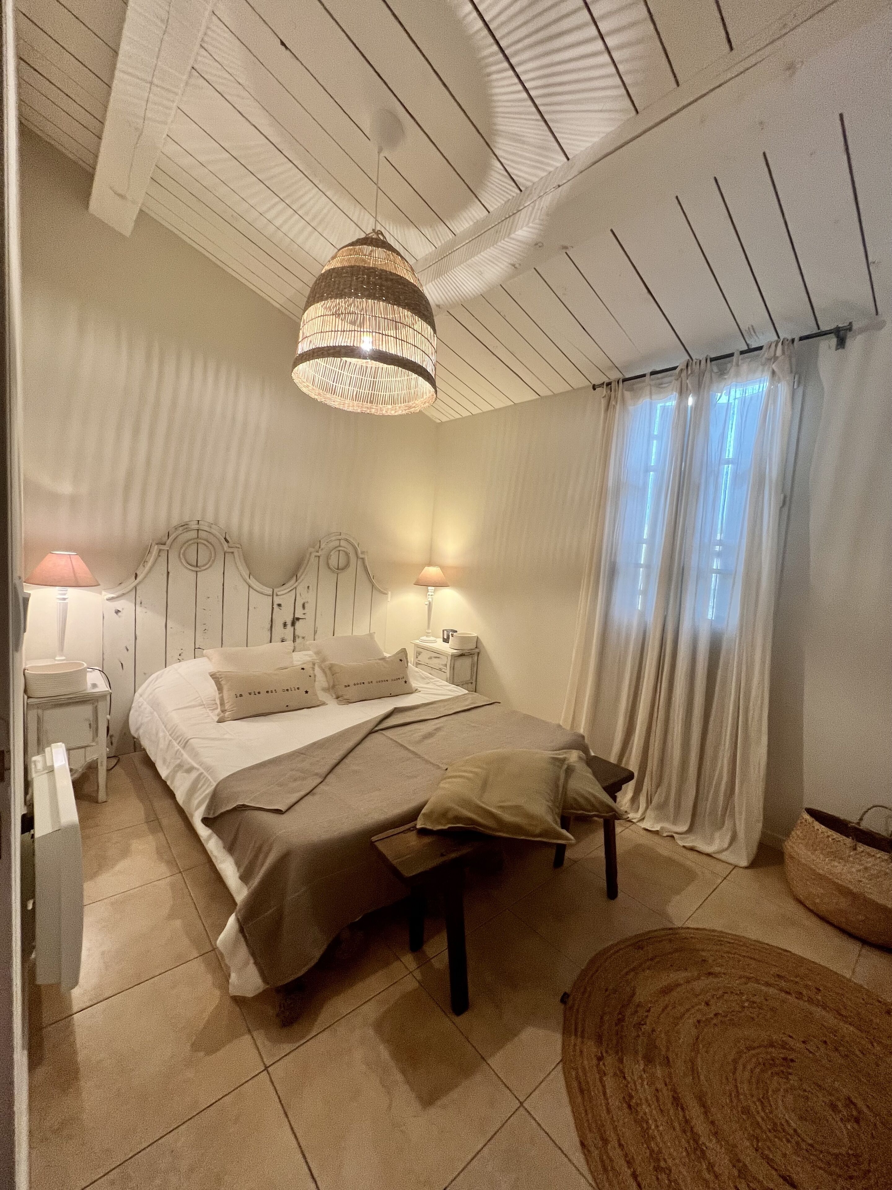 A pretty winegrower in the heart of the Corbières.