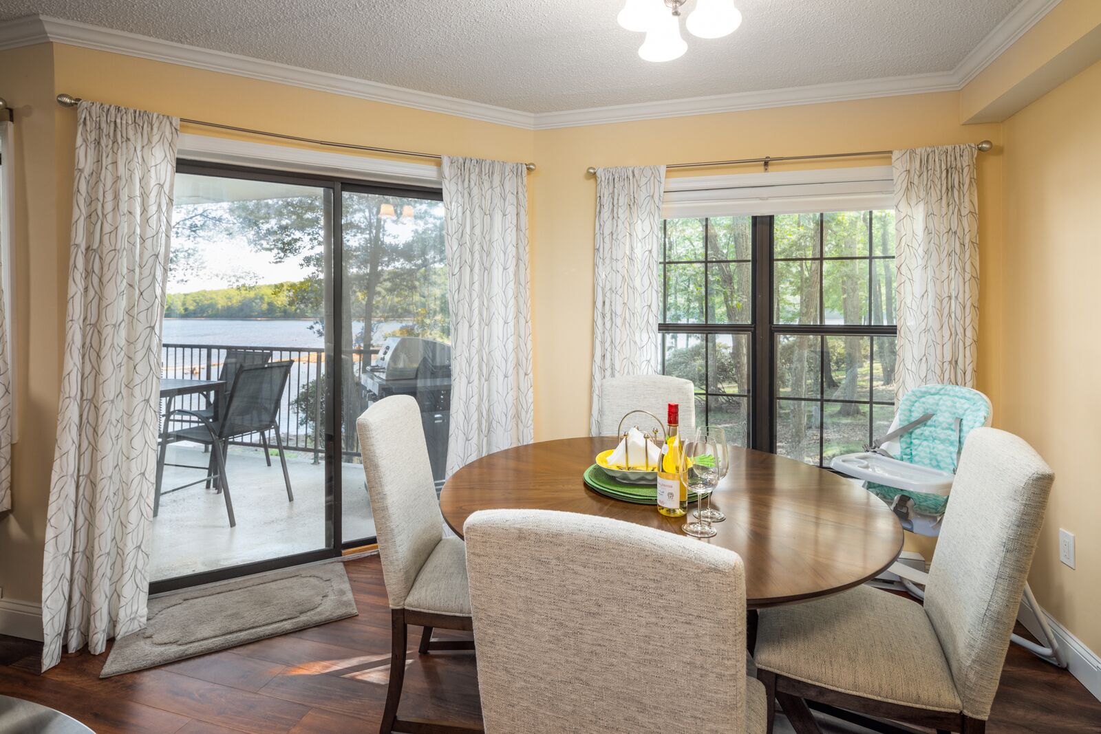 Lovely 2-bedroom Lake Front Condo!