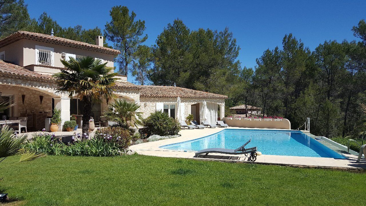 2 apartments in a beautiful property in a quiet area between vineyards and the sea. Big pool