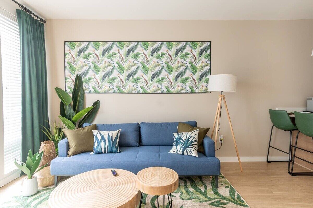 Palm Theme/ King Bed/ Paid Garage/ 55" 4K Smart TV