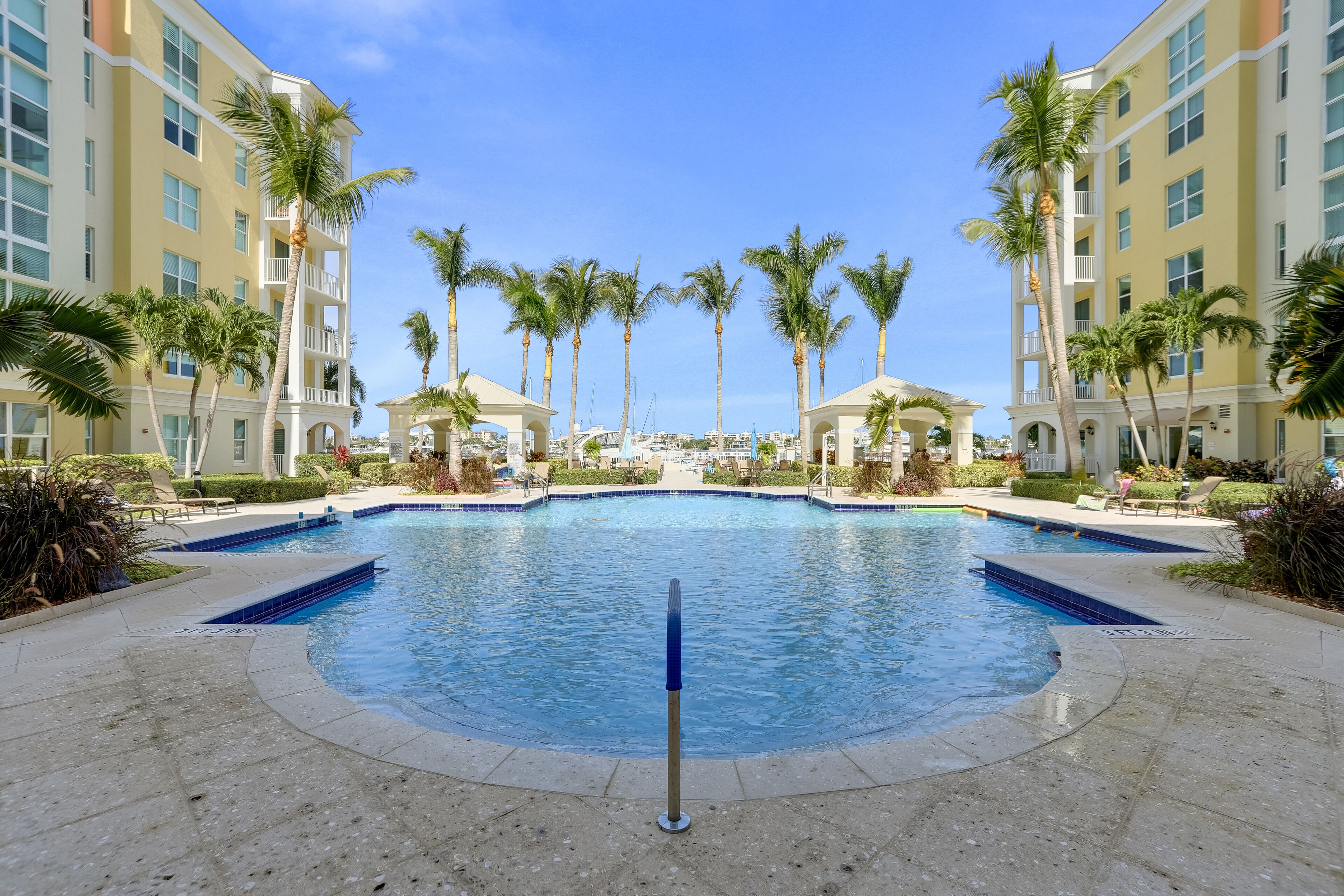 Lovely 2Br. Penthouse - resort style!