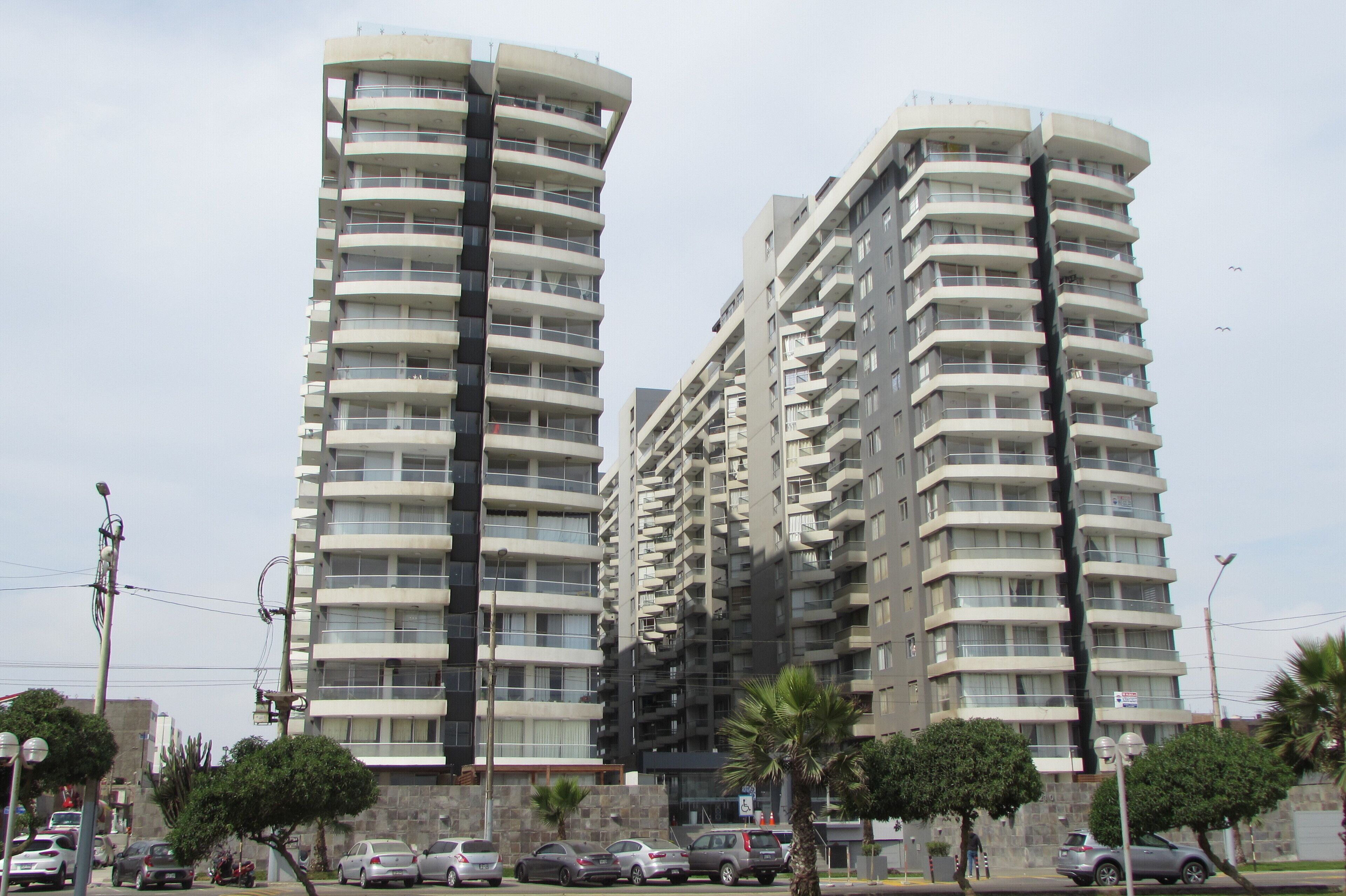 Beautiful apartment in a building facing the sea