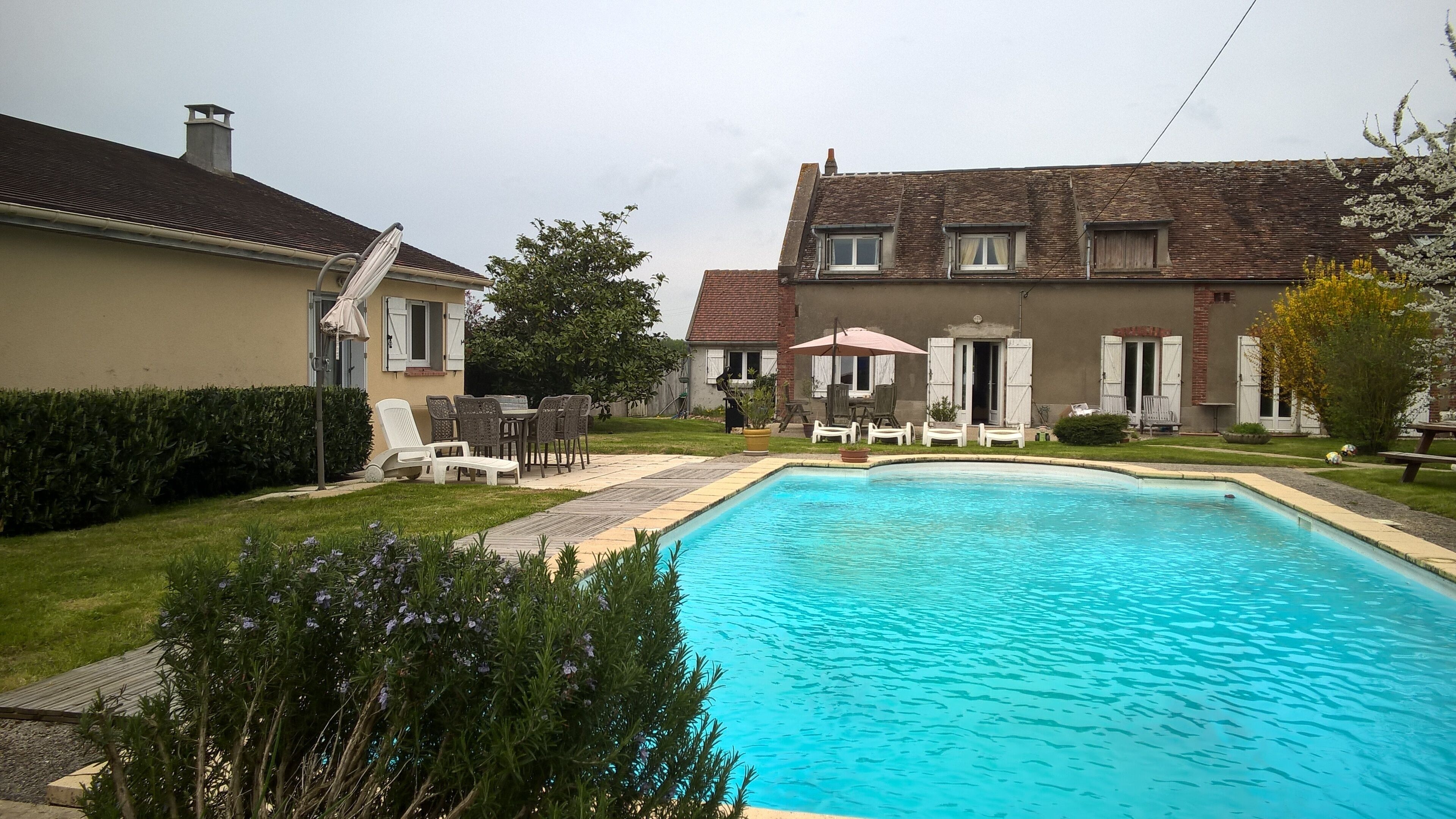 Gatinais farmhouse with swimming pool and garden