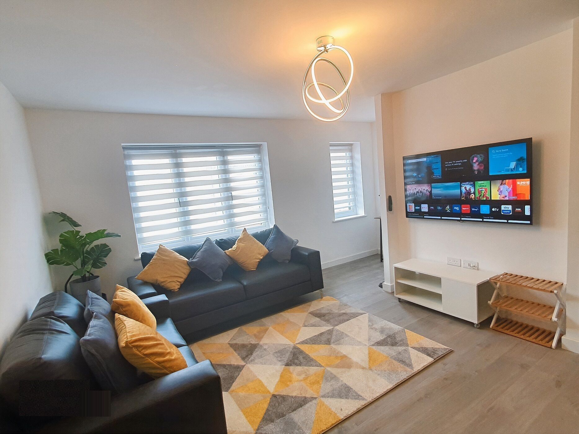 Lovely apartment close 2 City Center &Rail Station