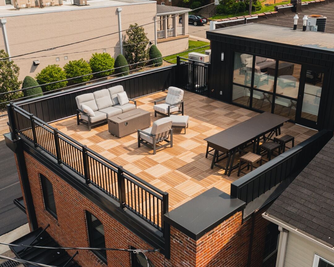 Balcony on Broadway - Enjoy the fire on the rooftop balcony in historic Glasgow.
