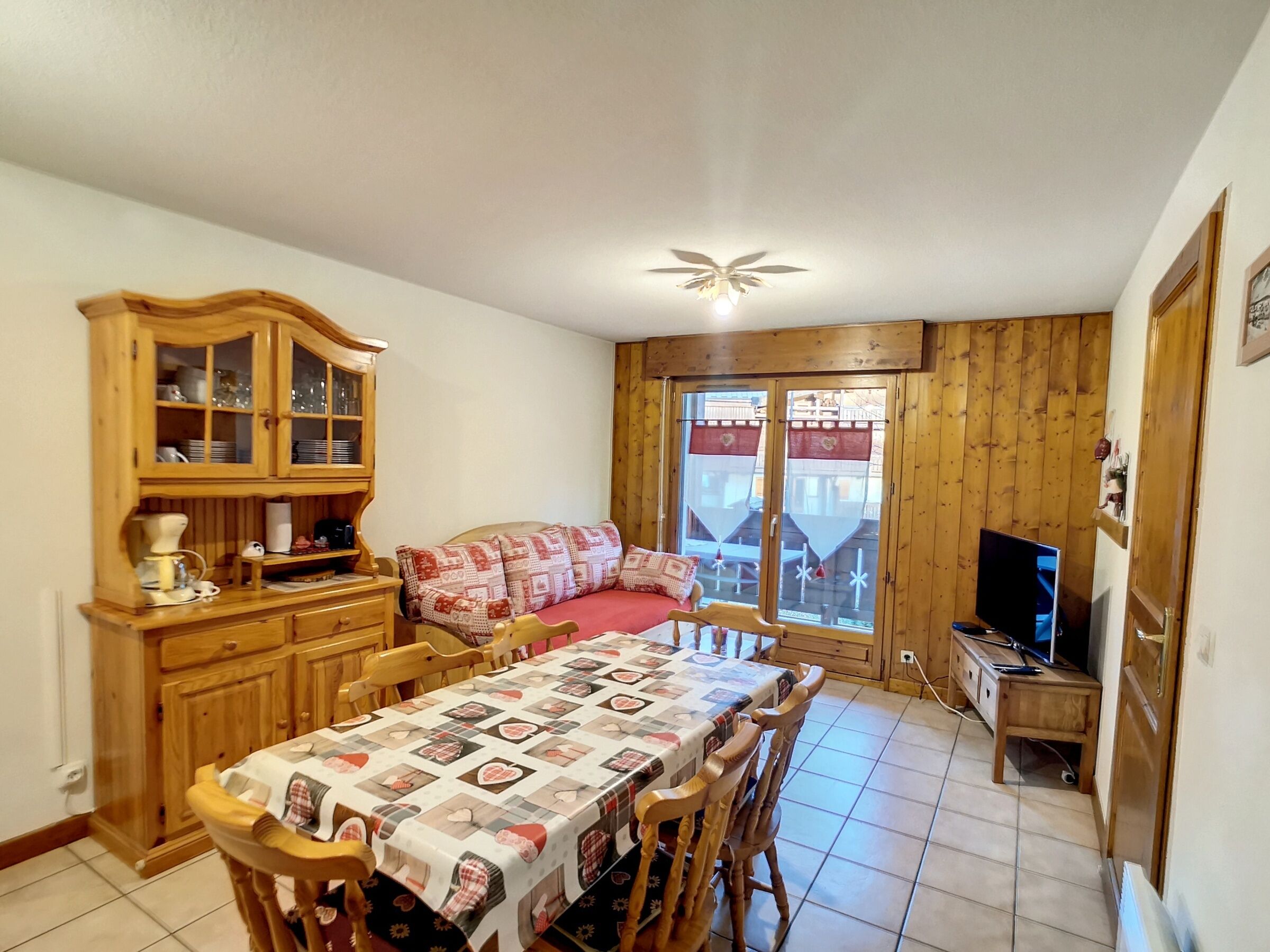 Two rooms + two sleeping areas of about 36m² located on the 2nd floor with east facing balcony. Equi