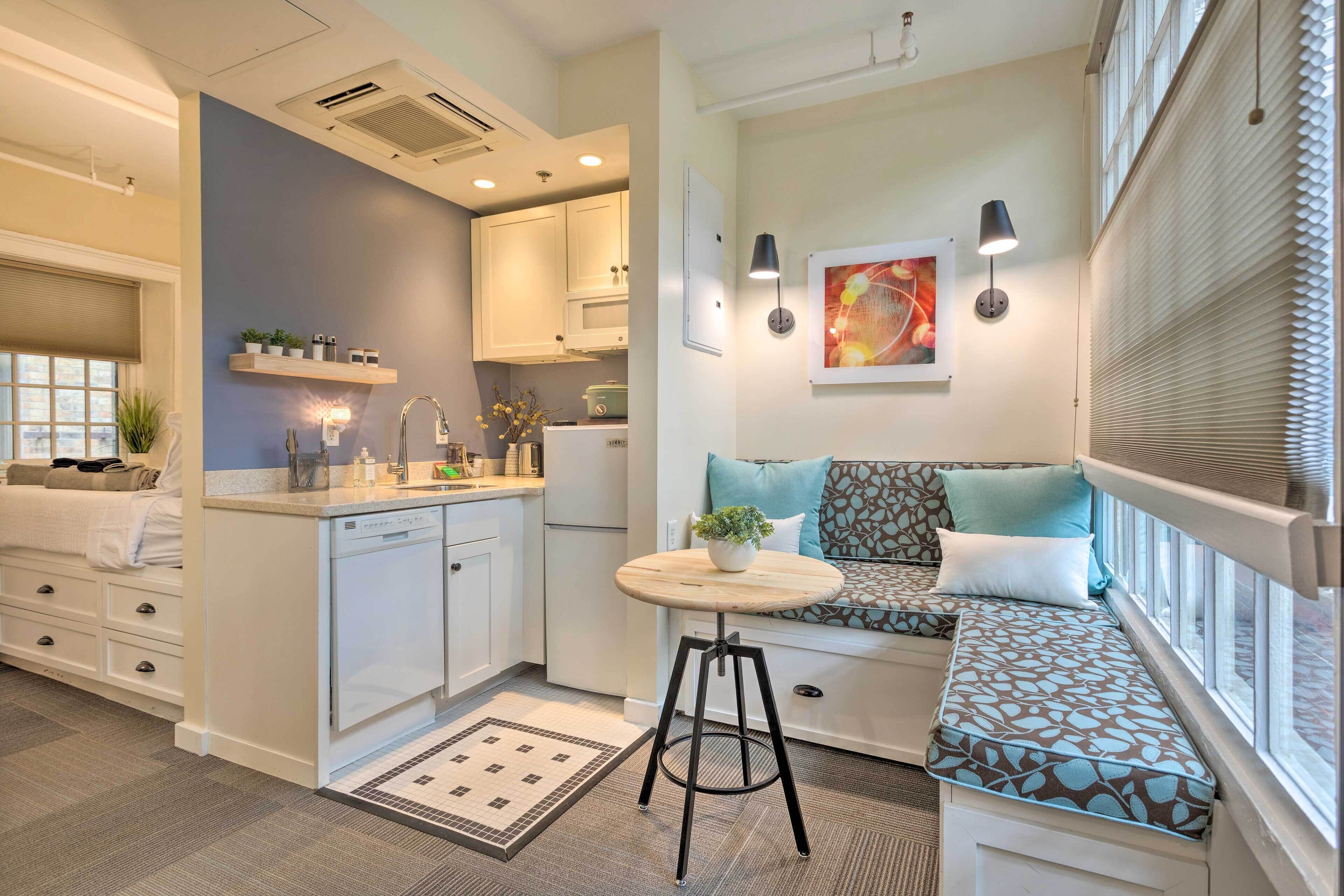Dashing Dtwn Providence Studio w/ Smart TV!