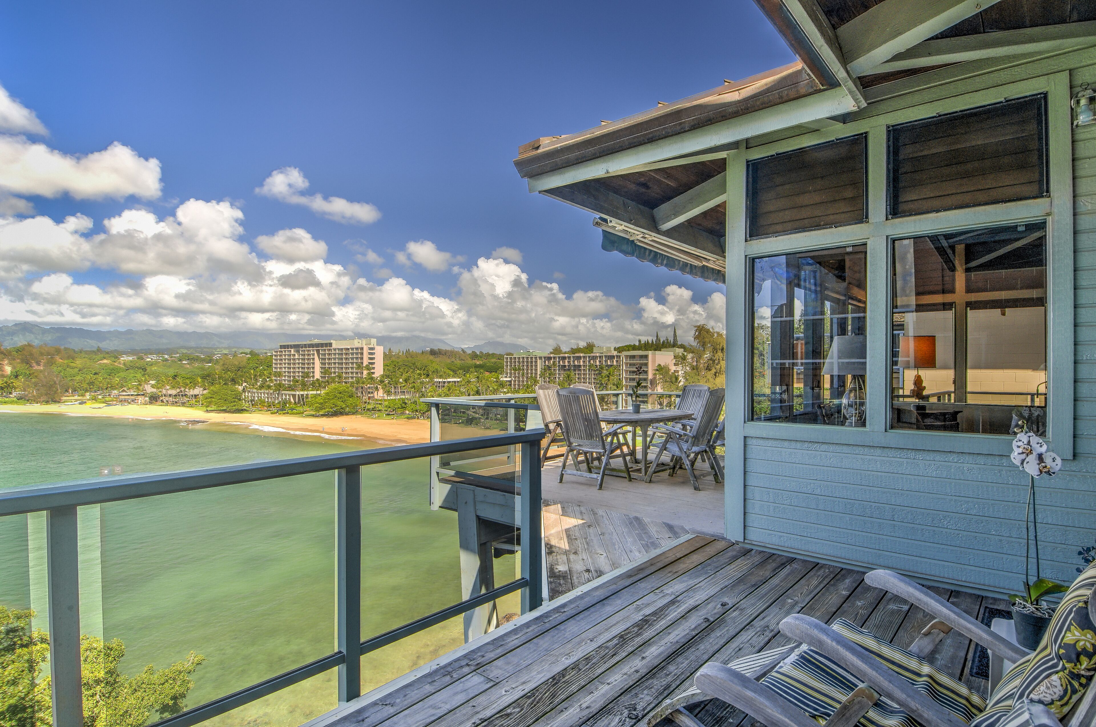 Oceanfront, Charming Hawaiian Cottage , sleeps 8