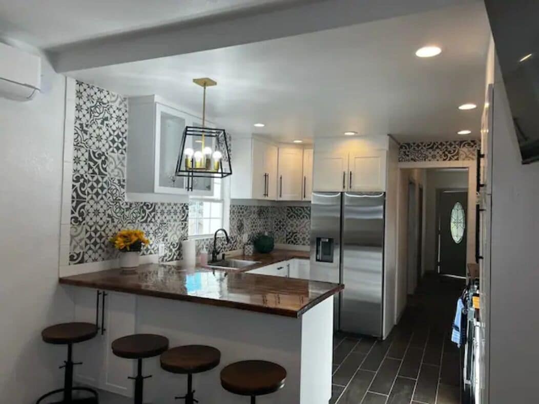 Lovely fully remodeled 2 bedroom stylish Condo