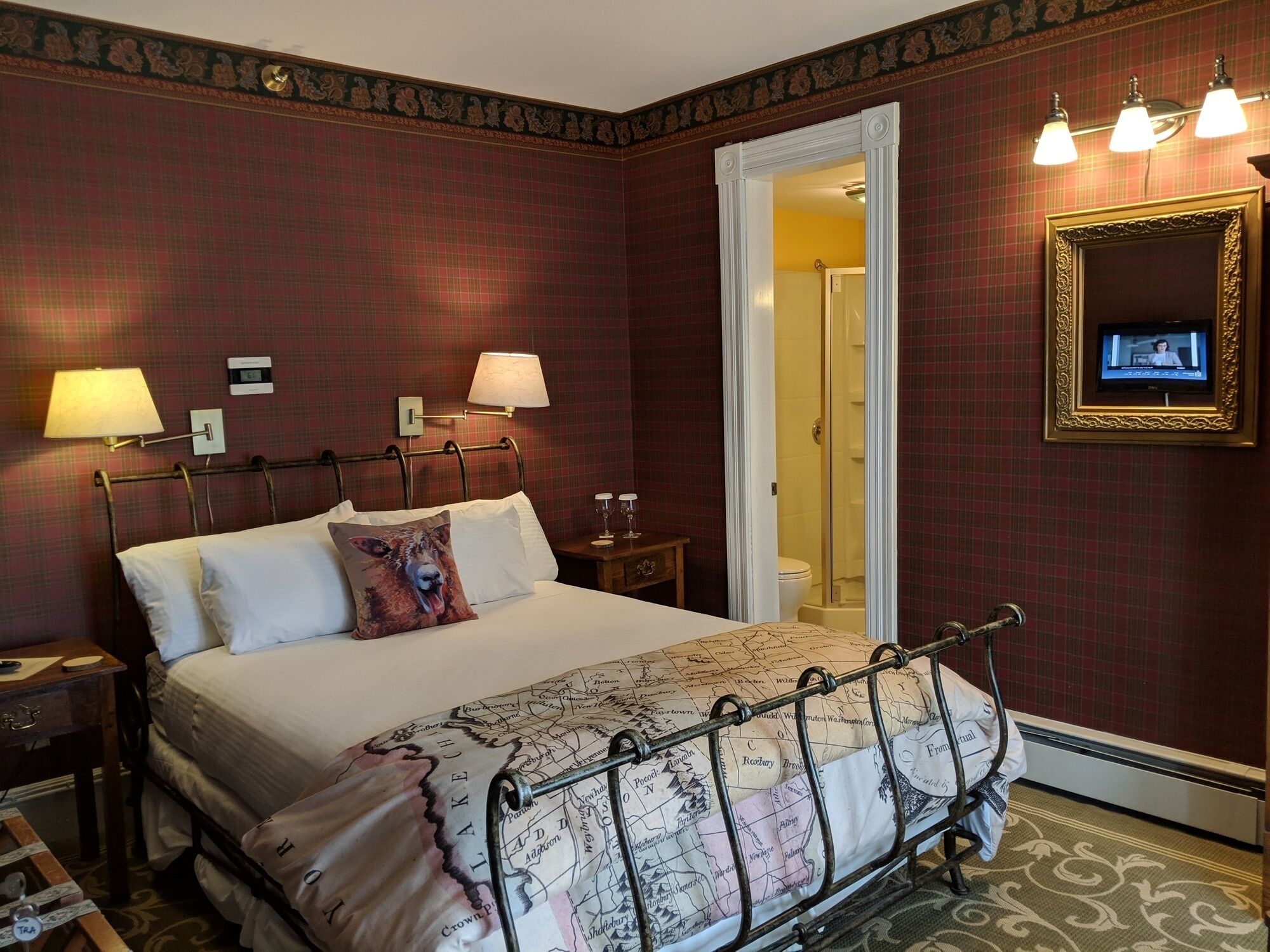 A cozy 2nd Floor Queen B&B guestroom in Downtown Shelburne - Delicious Breakfasts! TRA