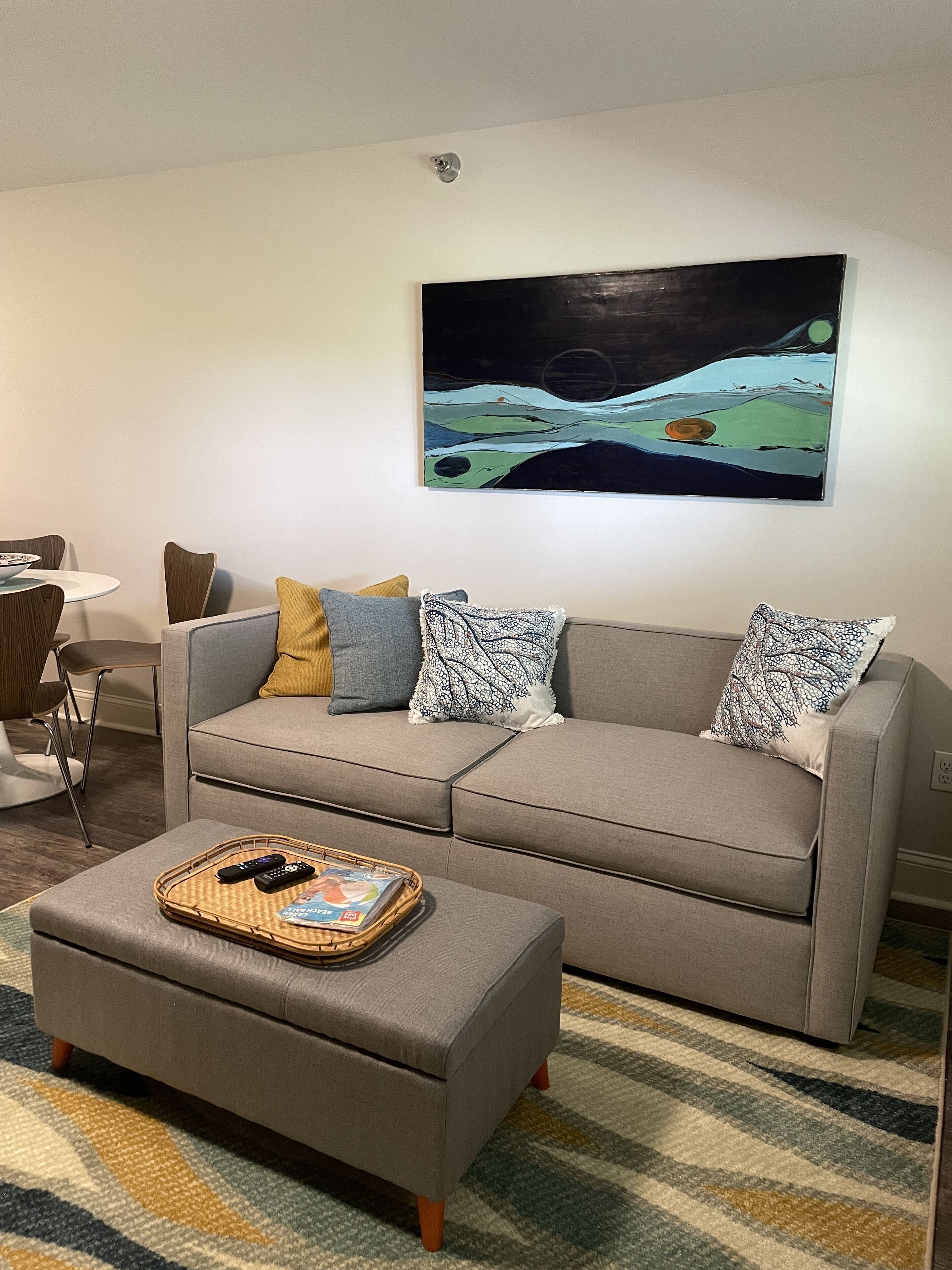 Brand New! Studio B: Sleeps 4, Walk to beach/town, seasonal pools, kitchenette 