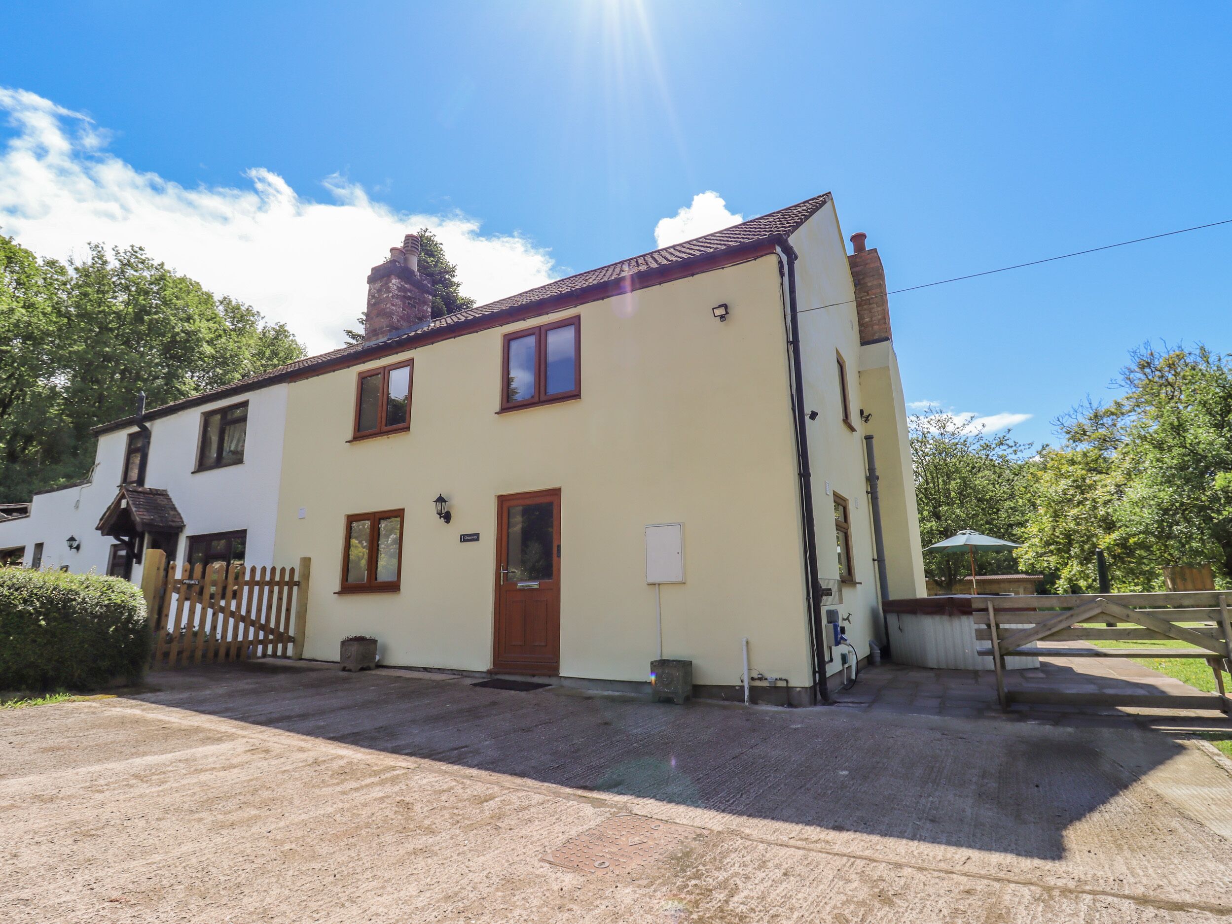 1 GREENWAY, family friendly, with hot tub in Cinderford