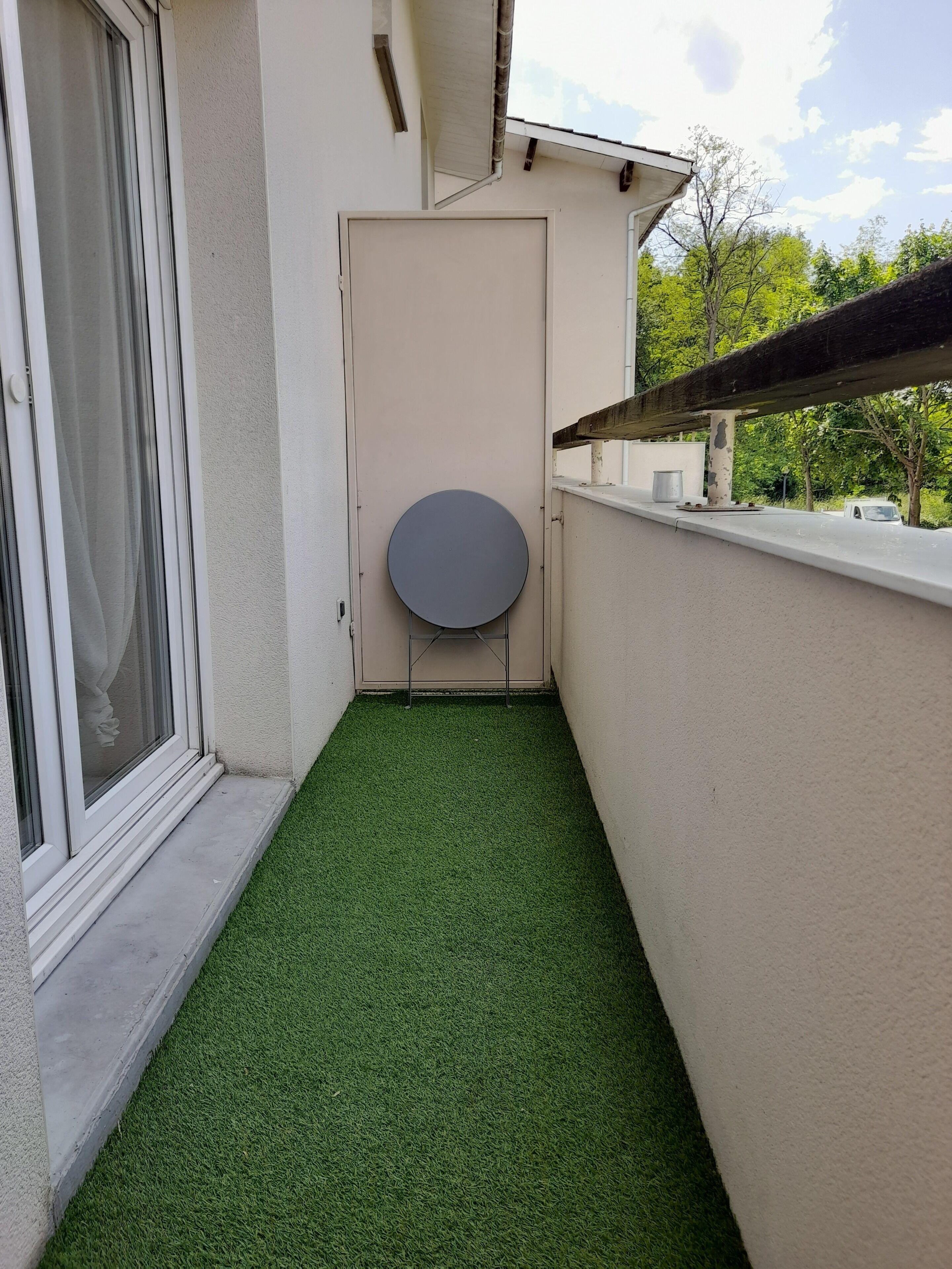 duplex apartment with swimming pool and secure parking 20 minutes from Bordeaux.