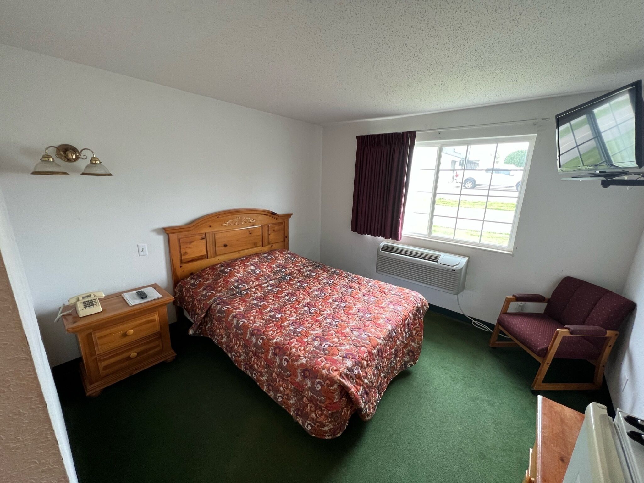 Petite Single Queen Room in the Heart of Red Bud!