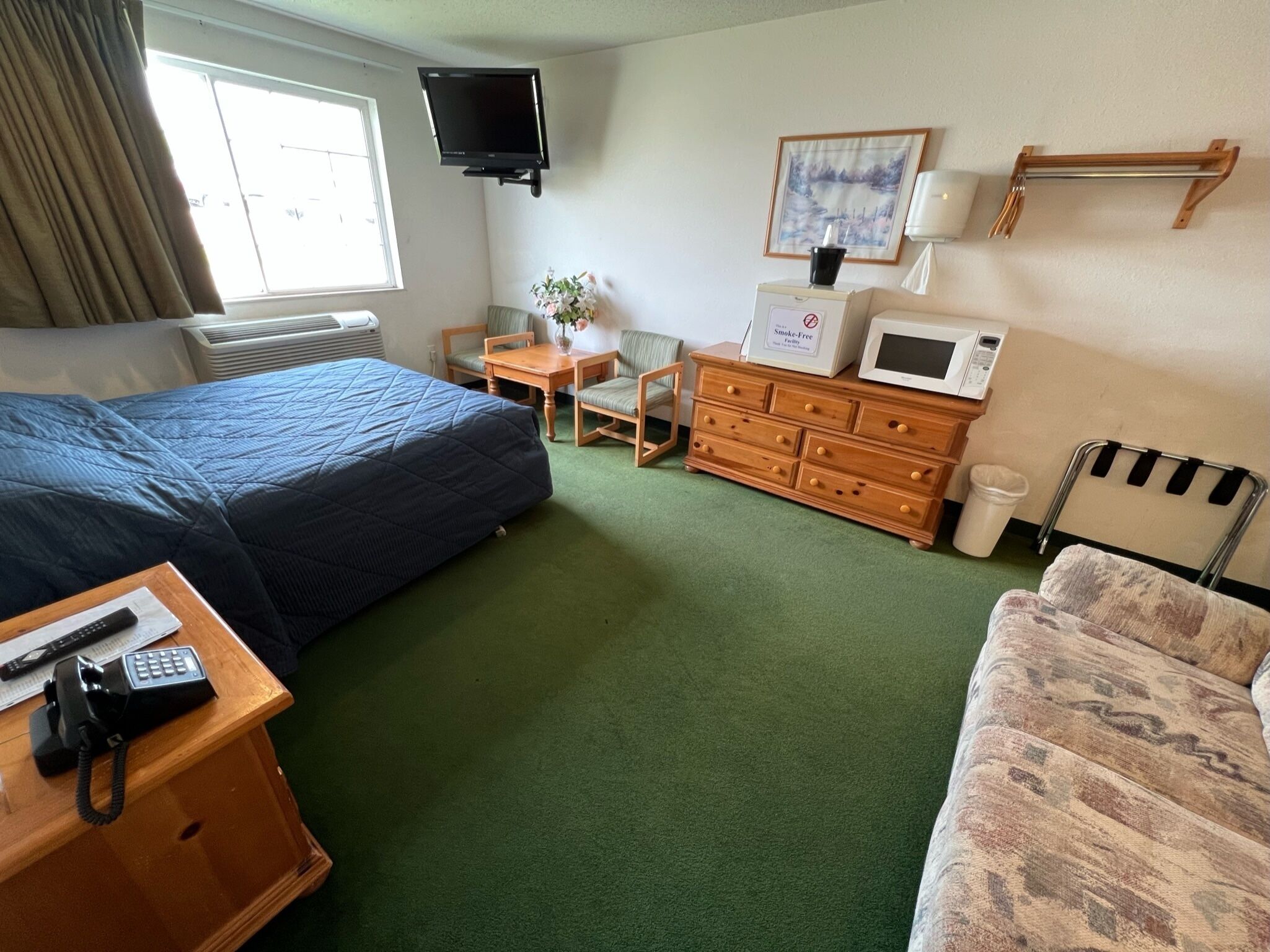 Petite Queen Economy Room in a Friendly Town!