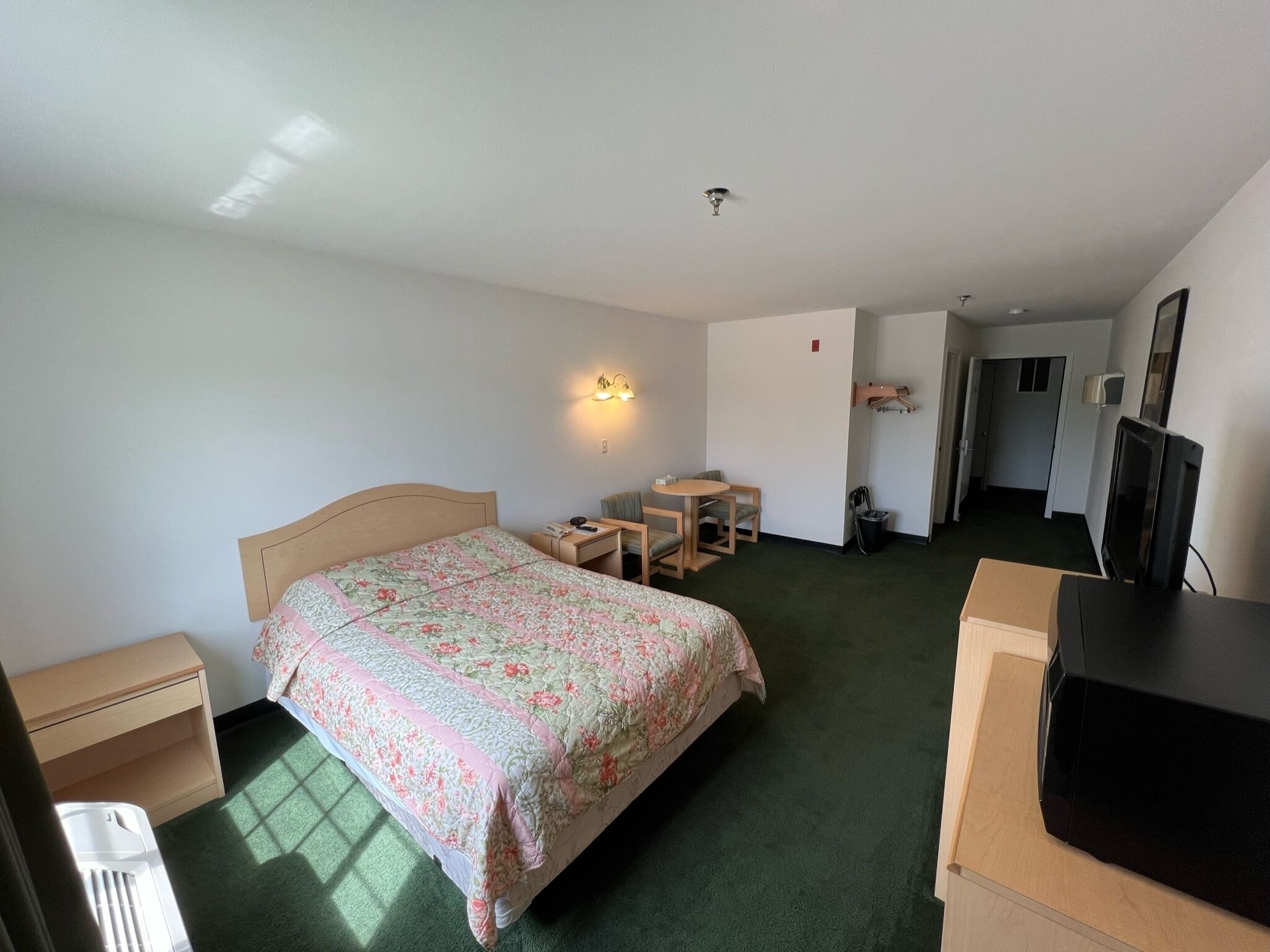 Cozy Petite Queen Suite with Free Breakfast!