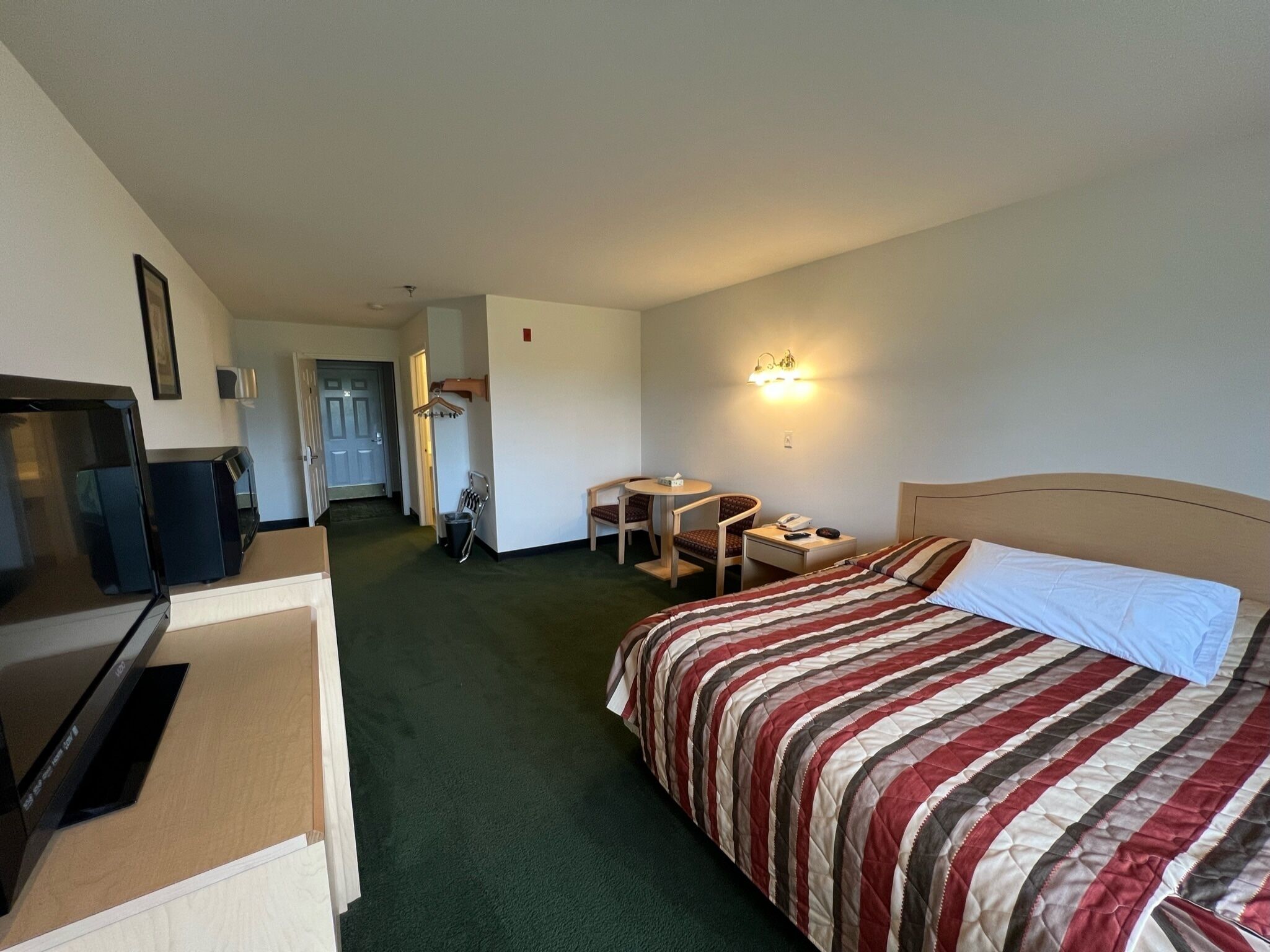 Cozy Petite Single King Suite with Free Breakfast!