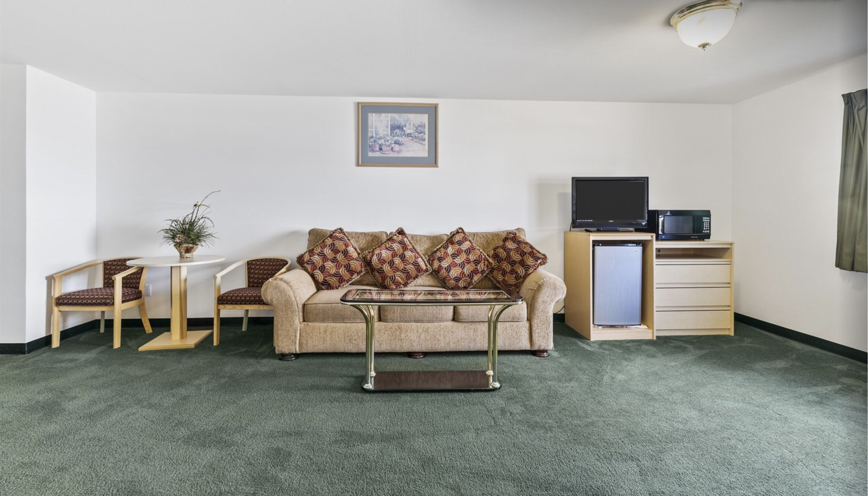 Cozy Honeymoon Suite with Jacuzzi and Free Parking