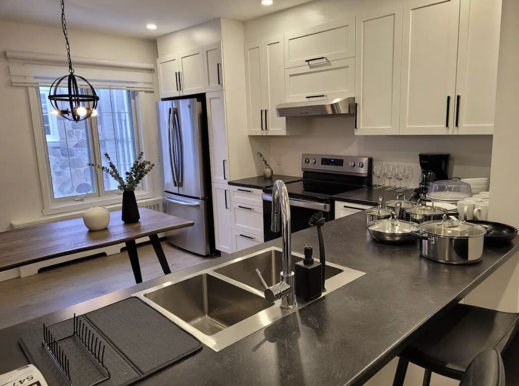 Free Parking, Beautiful 4 1/2-2 BR apartment near metro