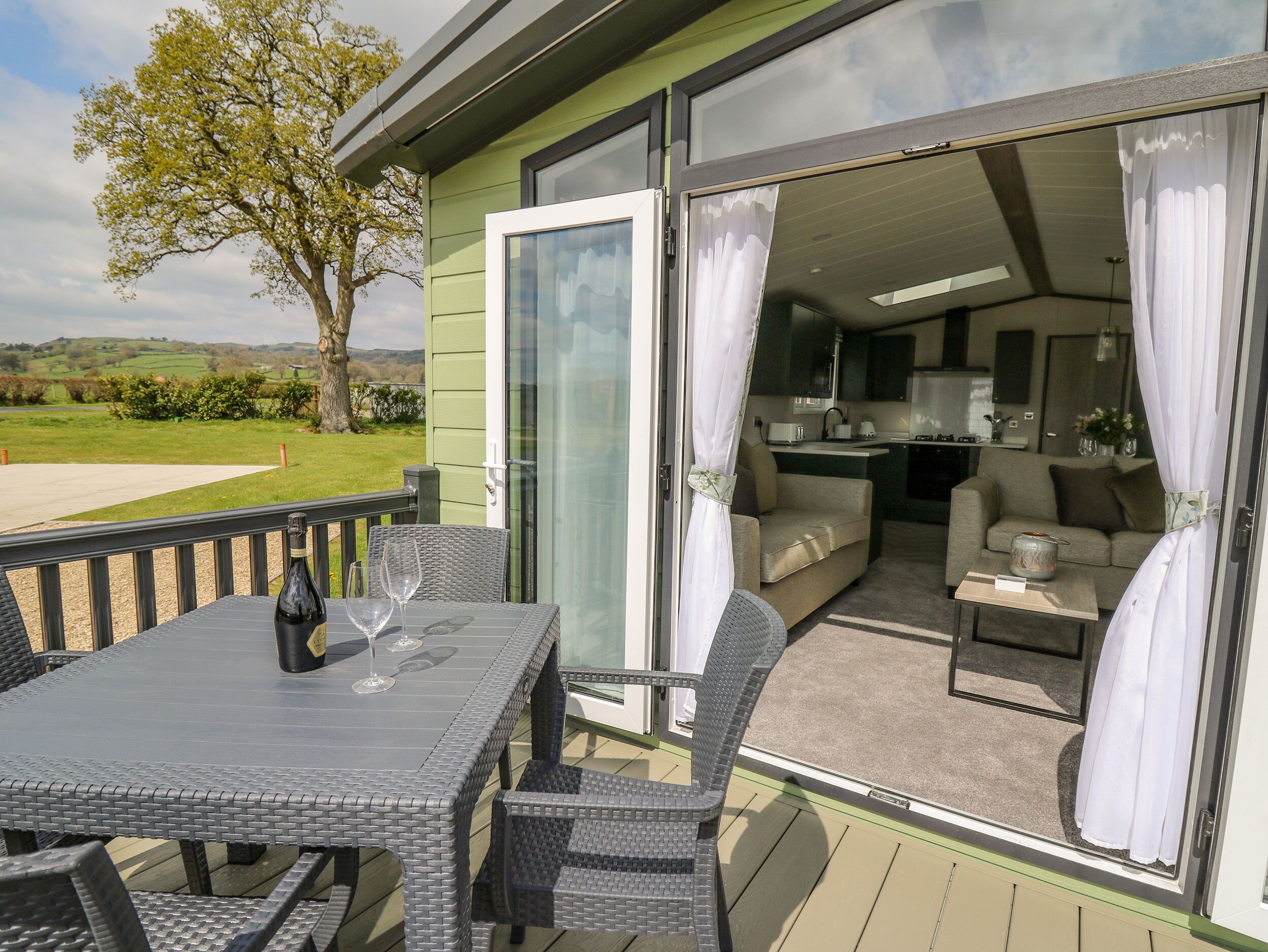 HARES MEADOW, pet friendly, character holiday cottage in Trefeglwys