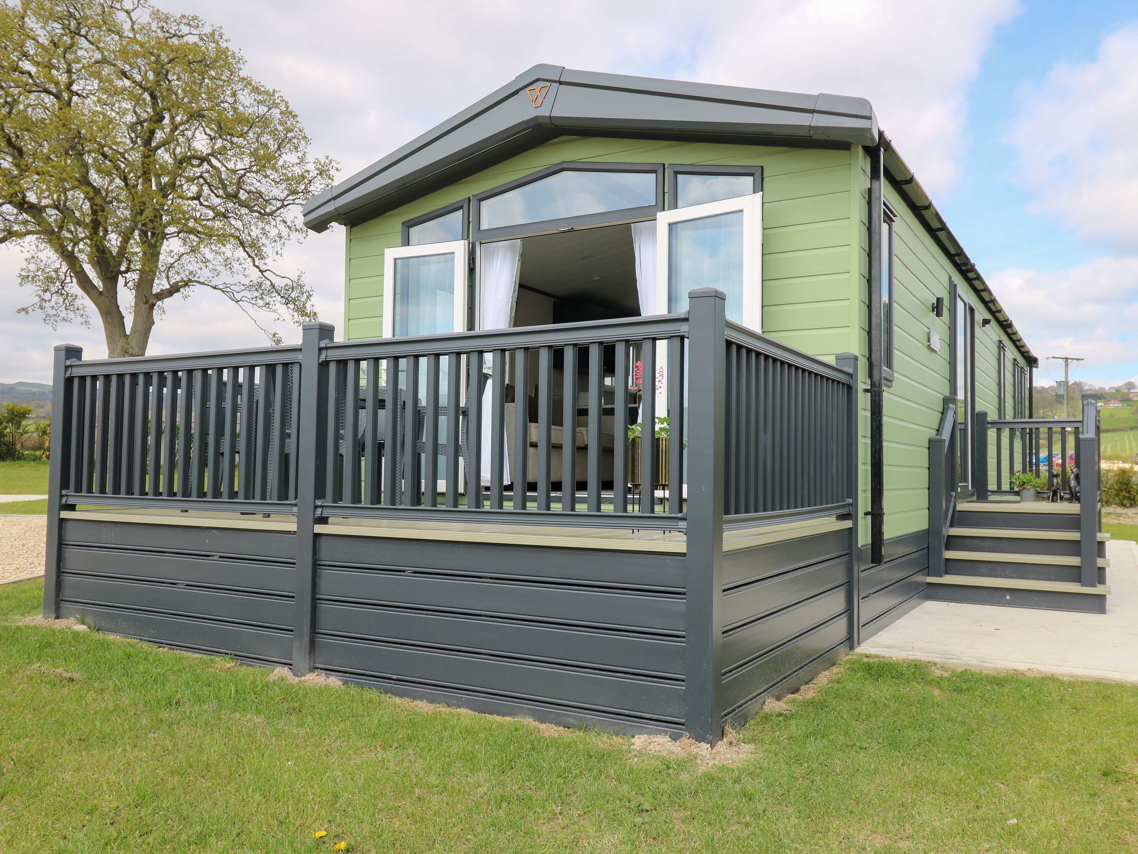 OWLS MEADOW, romantic, character holiday cottage in Trefeglwys