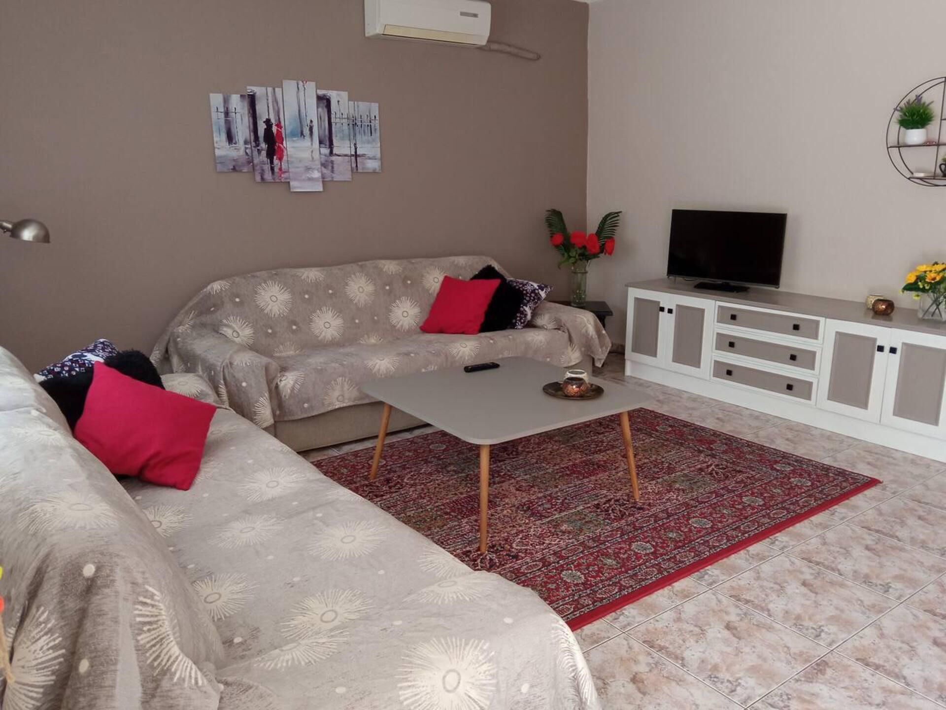 Charming 2-bed House in Veroia