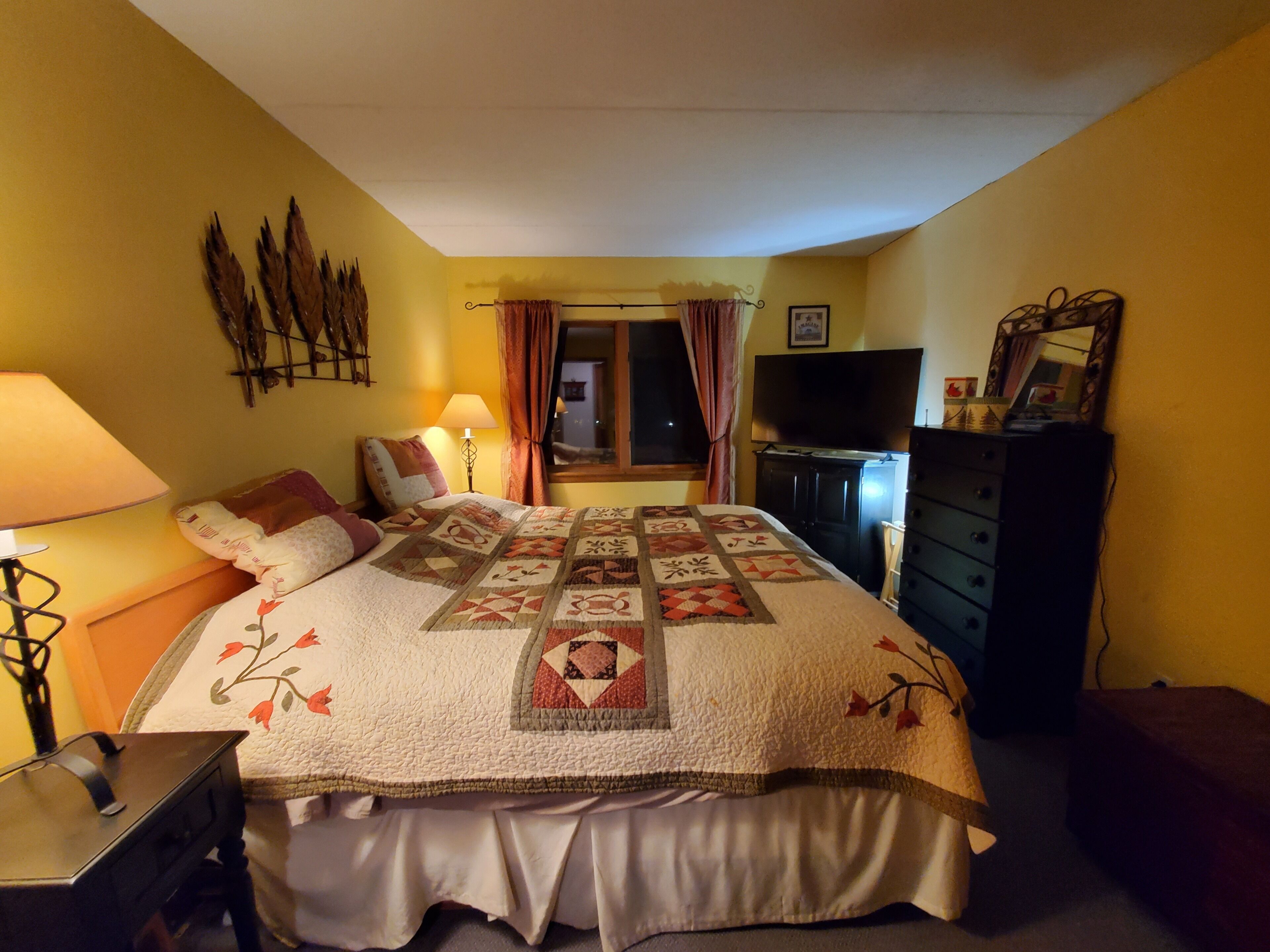 Cozy Ski Condo next to MT Snow with Mountain Views
