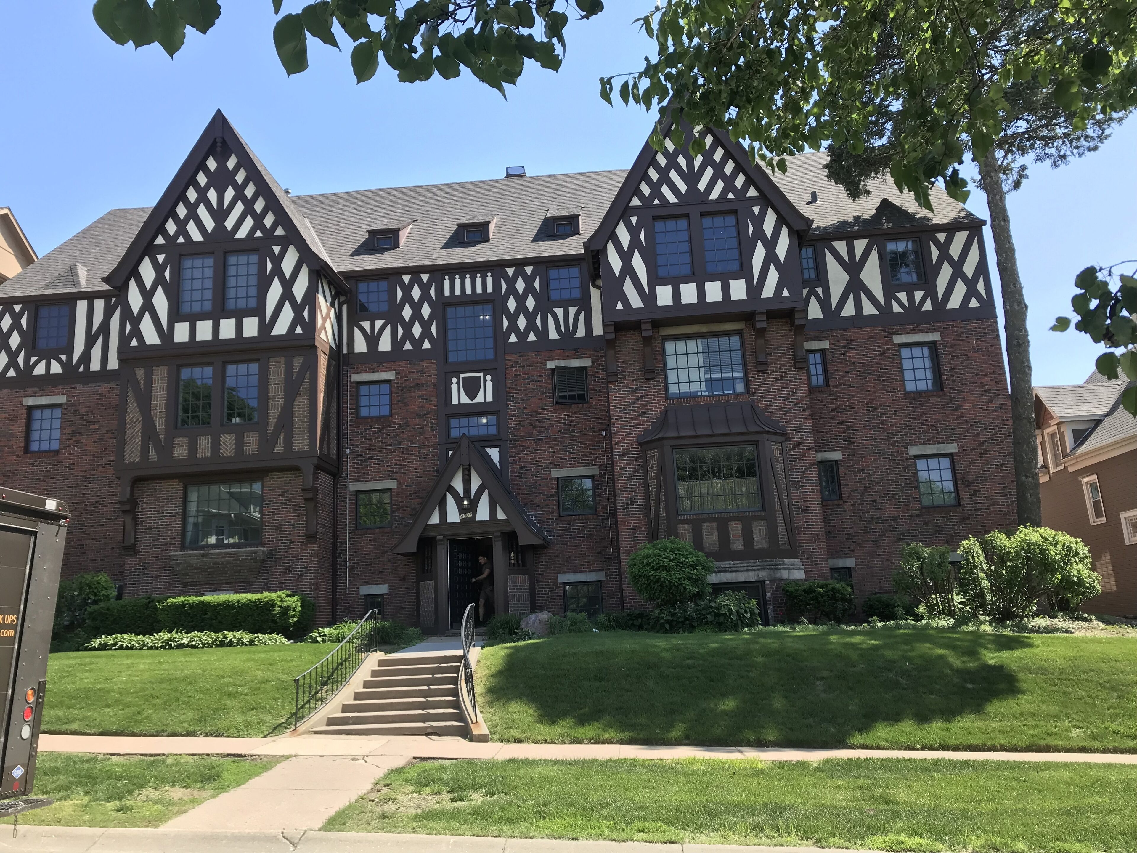 Dundee condo - great location close to CWS and Med Center