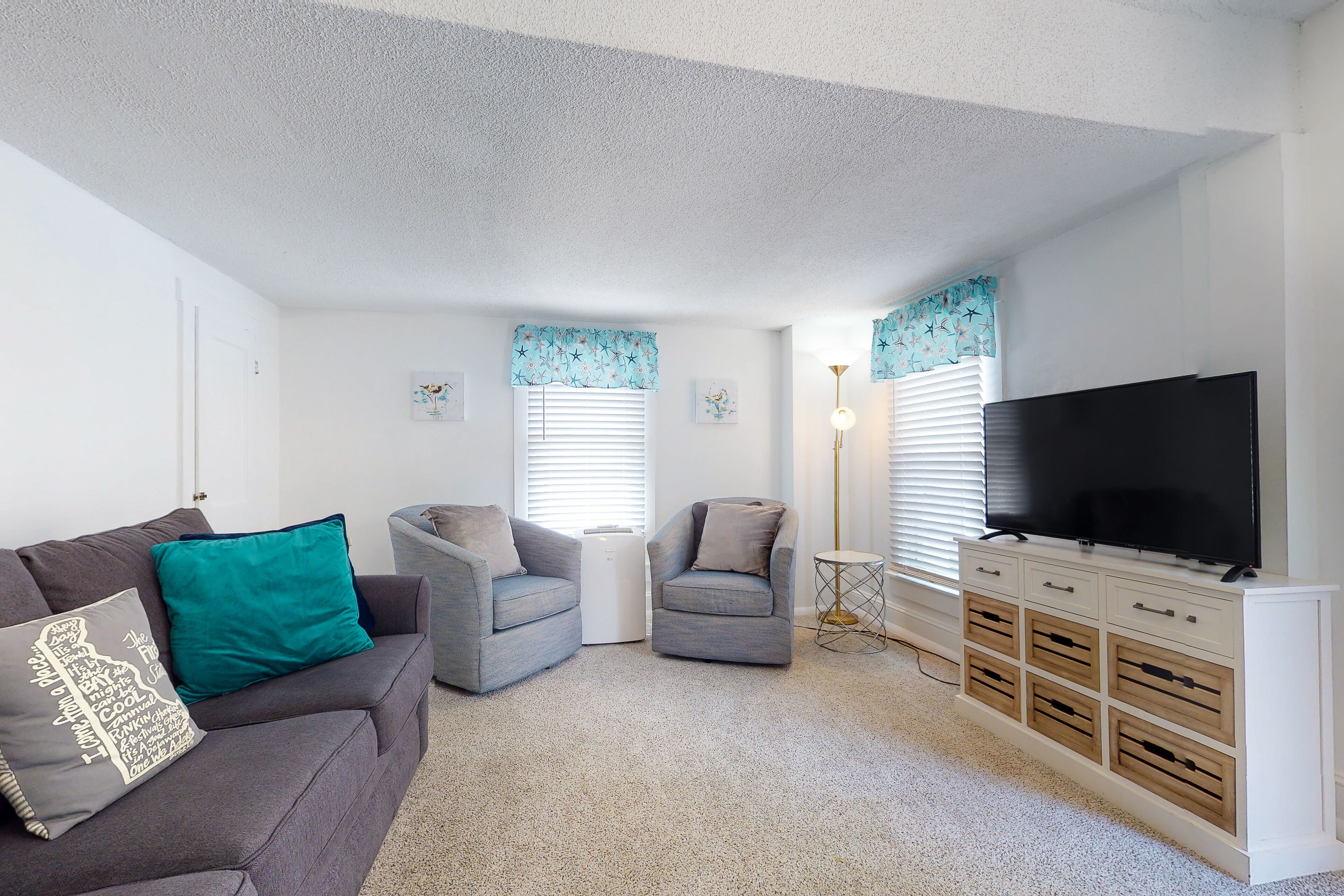 Downtown condo near the ocean with WiFi, rooftop deck, central AC, & washer/dryer