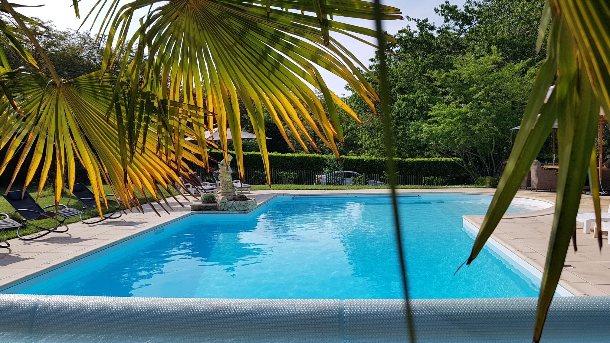 Large 1 bedroom ground floor apartment with own entrance. 3km from Belves.