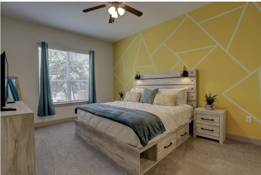Luxury 2BD w/ pool. 5 min walk to NRG Stadium. 10 min Dr to Downtown Houston!! 