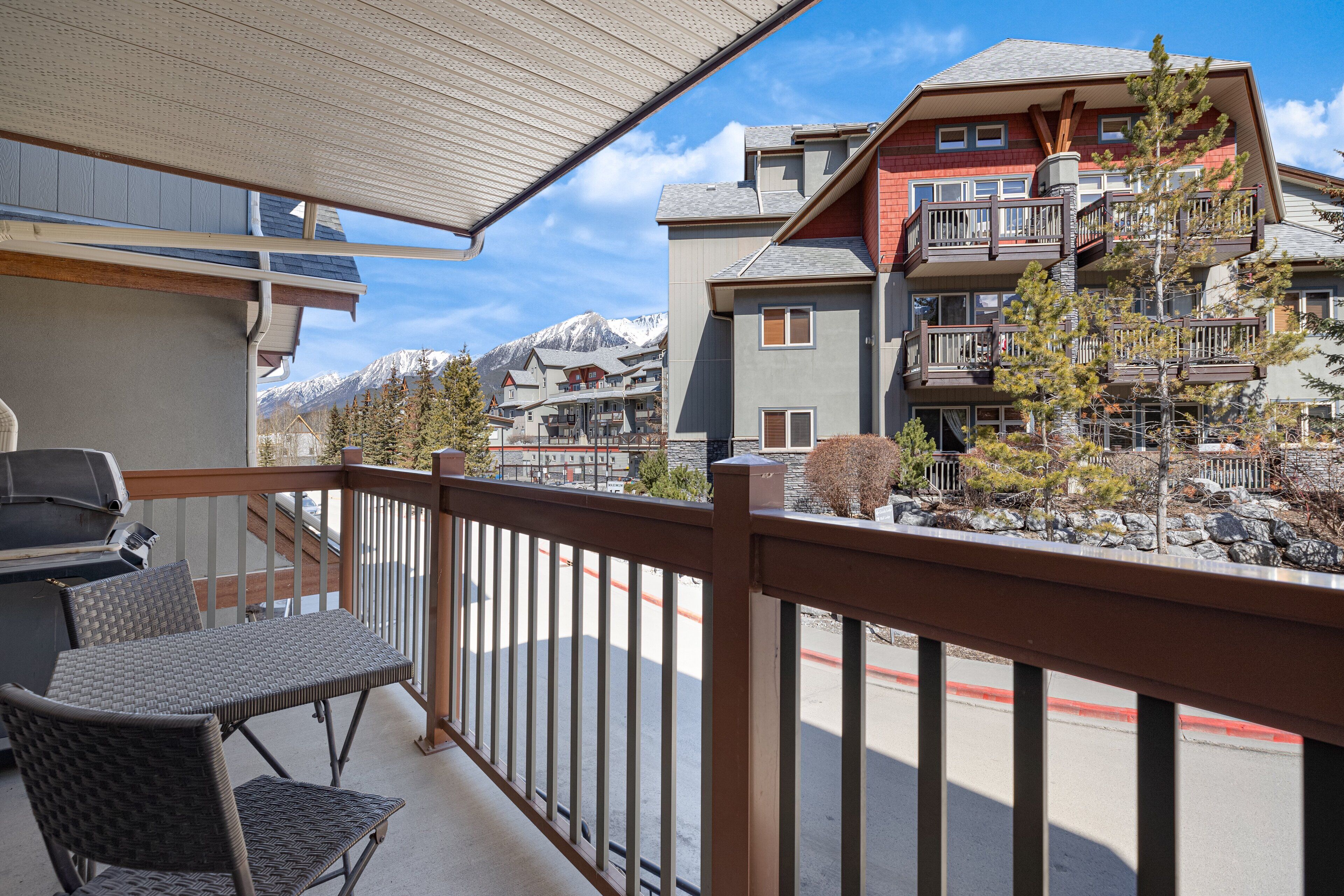 New! King Suite/1 King bed & 1 Sofa Bed/Heated pool/3 Hot tubs/Balc BBQ/MTN view