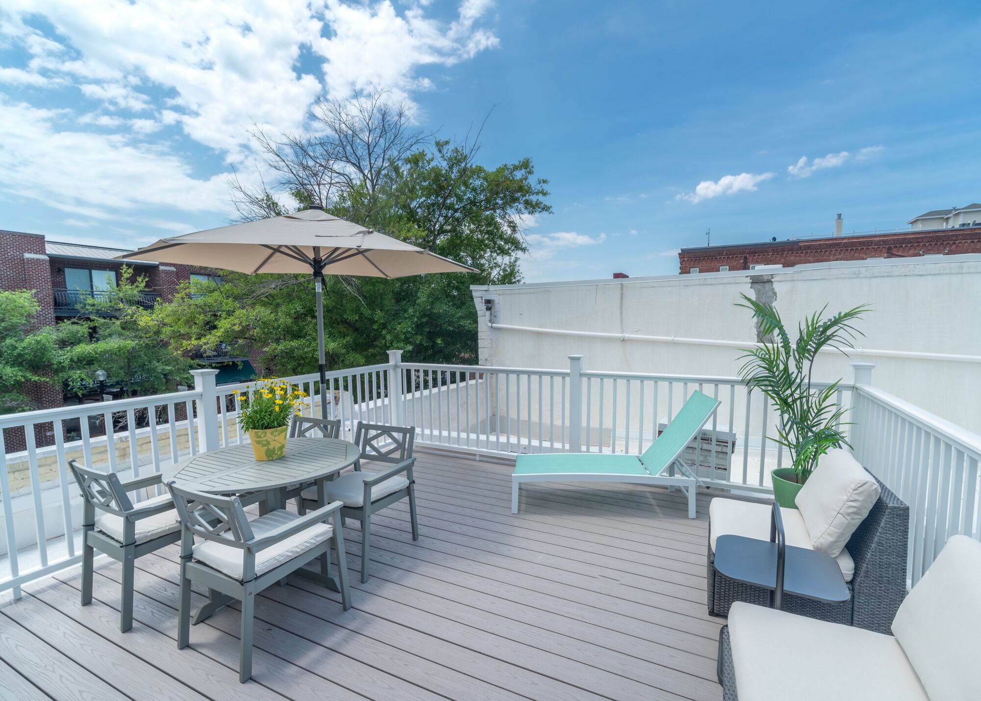 Beautiful 2nd floor apt 3 blocks from the beach