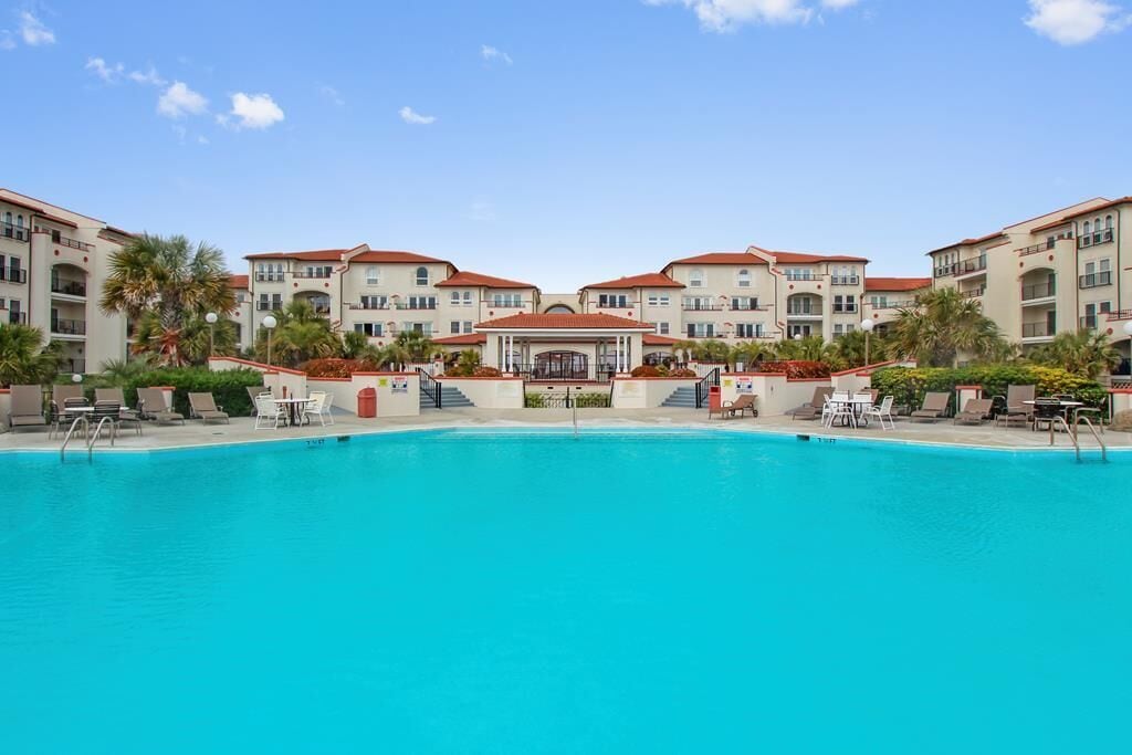 NEW 1 Br at Villa Capriani-Whale Hello There! 4 pools, restaurant, beach access!